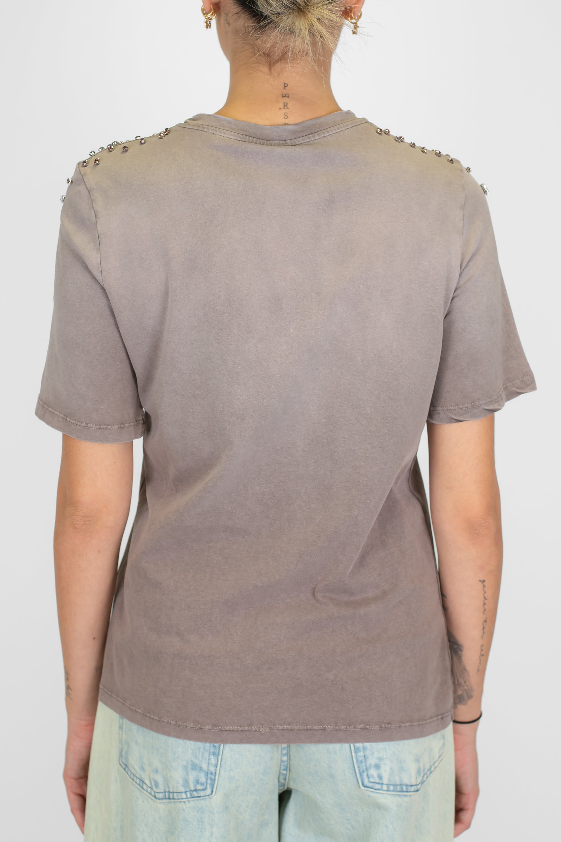 Tensione in - T-shirt con pietre gioiello sulle spalle
