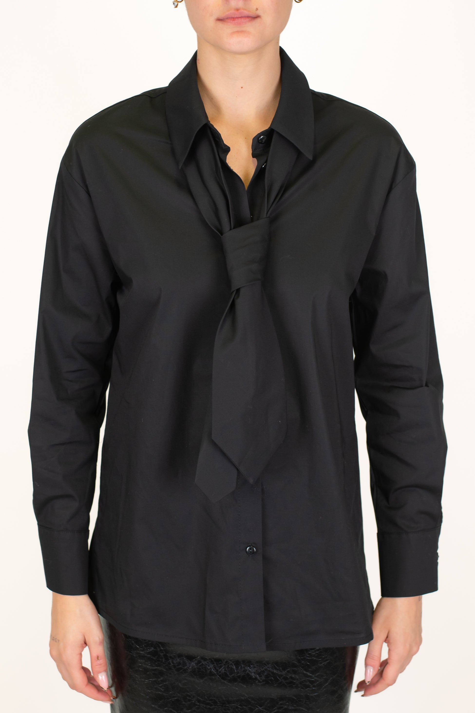 Tensione in - Camicia slim con cravatta