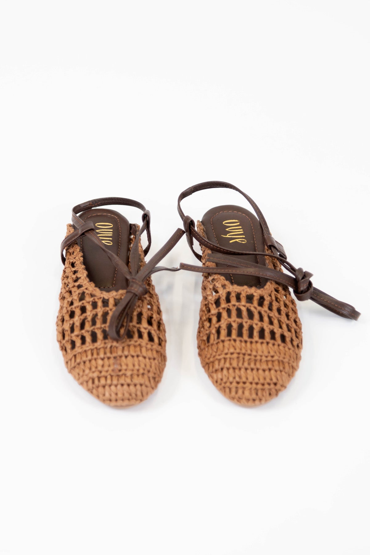Ovyé - Sabot schiava in rafia traforata con cinturino in pelle