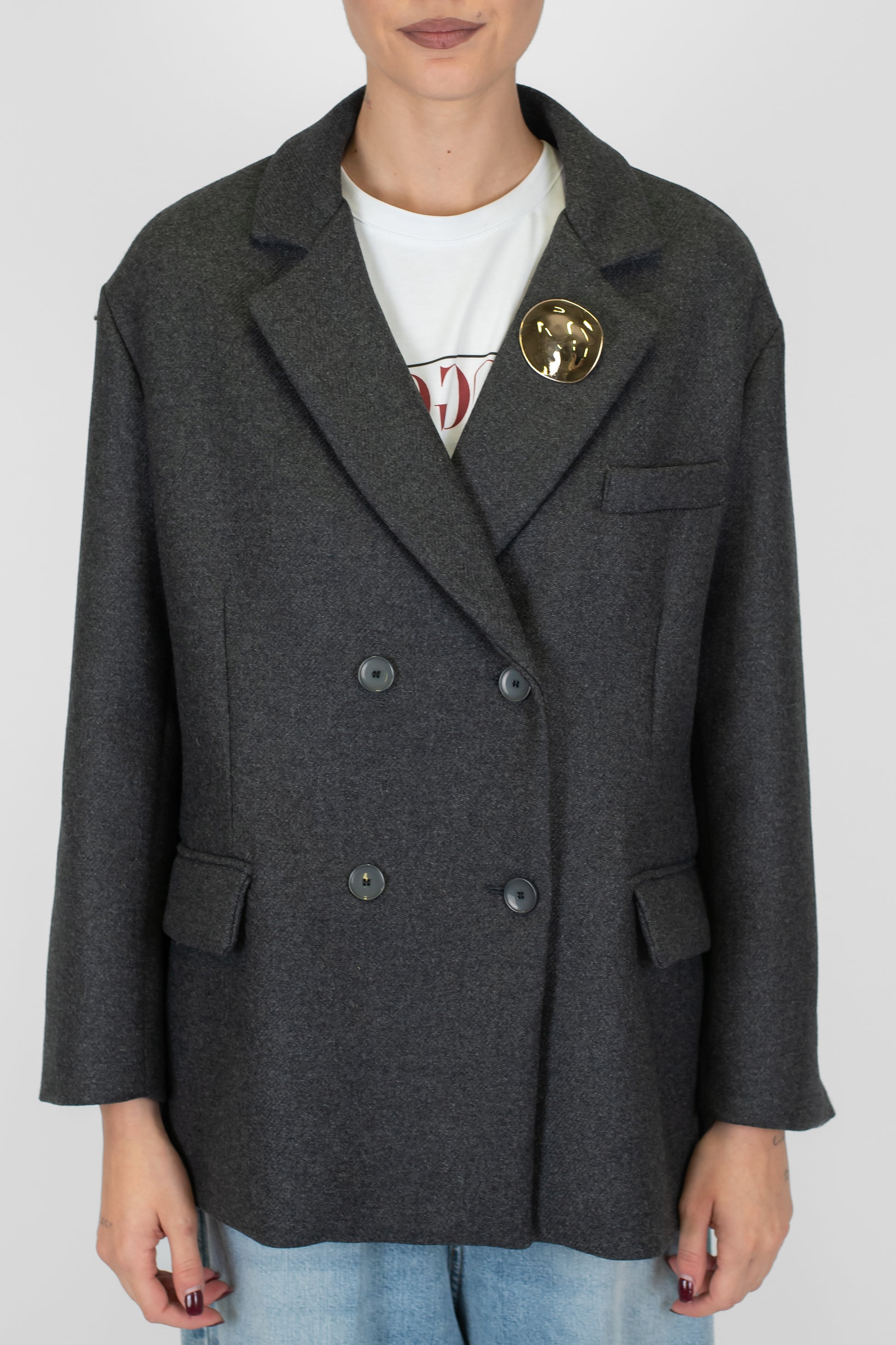 Tensione in - Giacca doppiopetto in misto lana con spilla