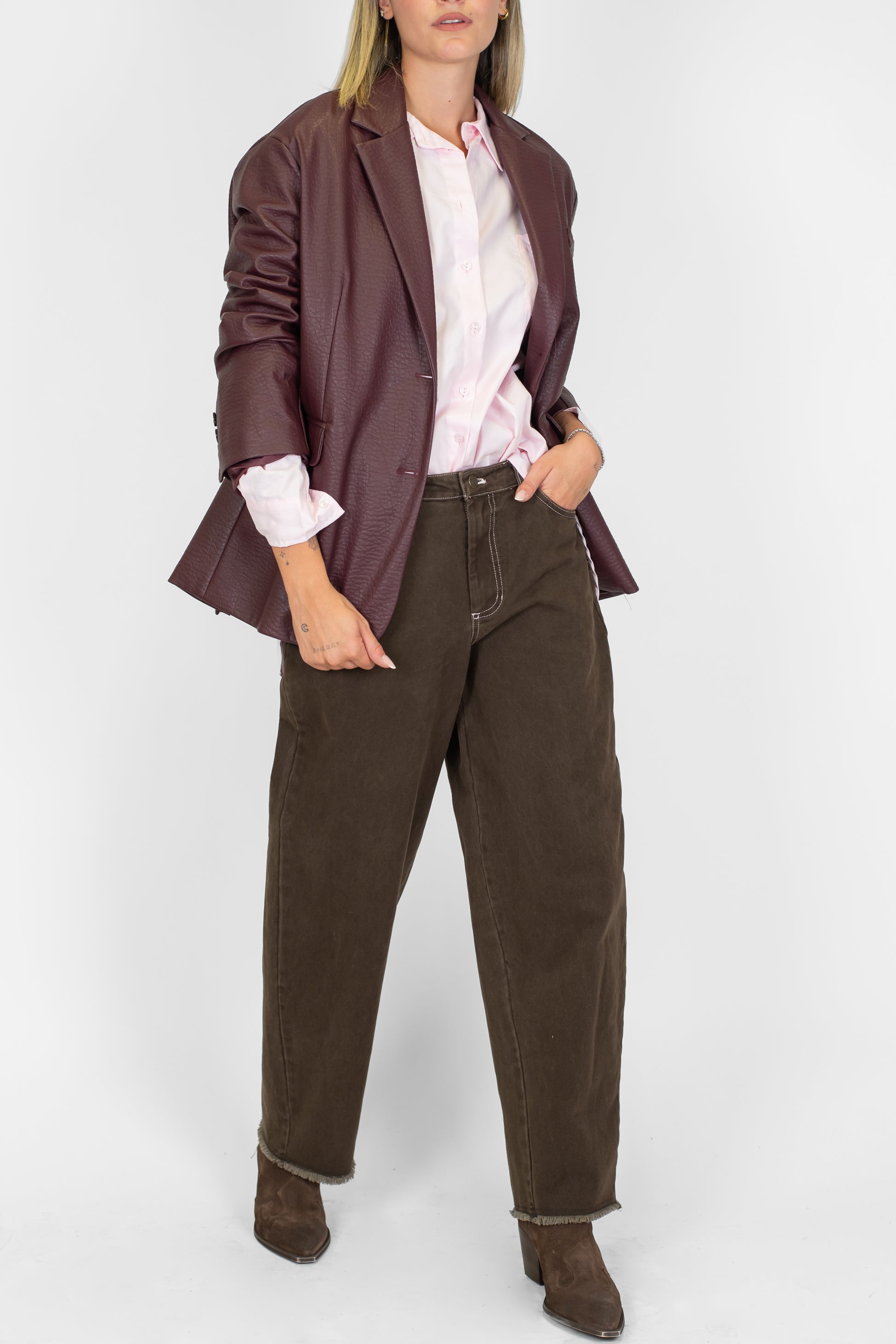 Tensione in - Pantalone balloon in denim colorato sfrangiato sul fondo