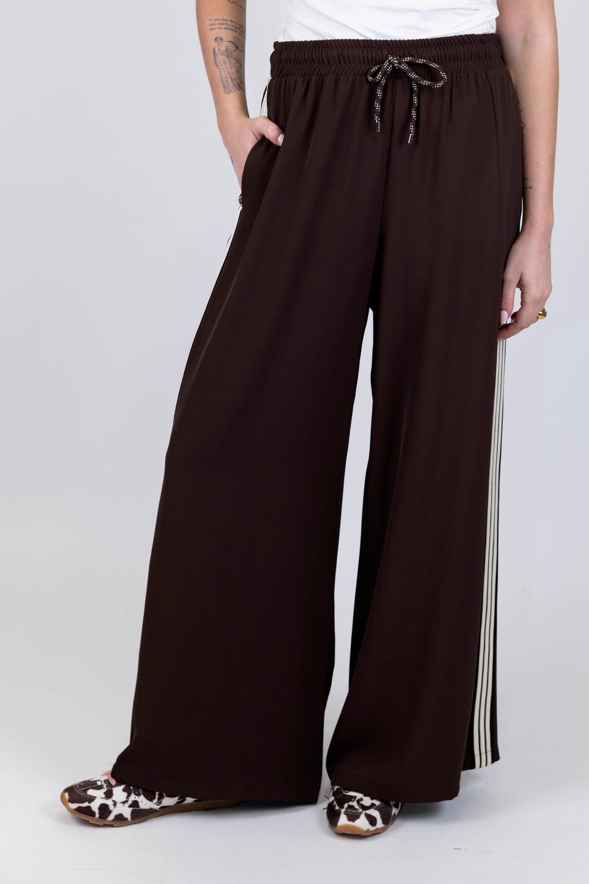 Tensione in - Pantalone palazzo in tessuto fluido con coulisse e banda laterale