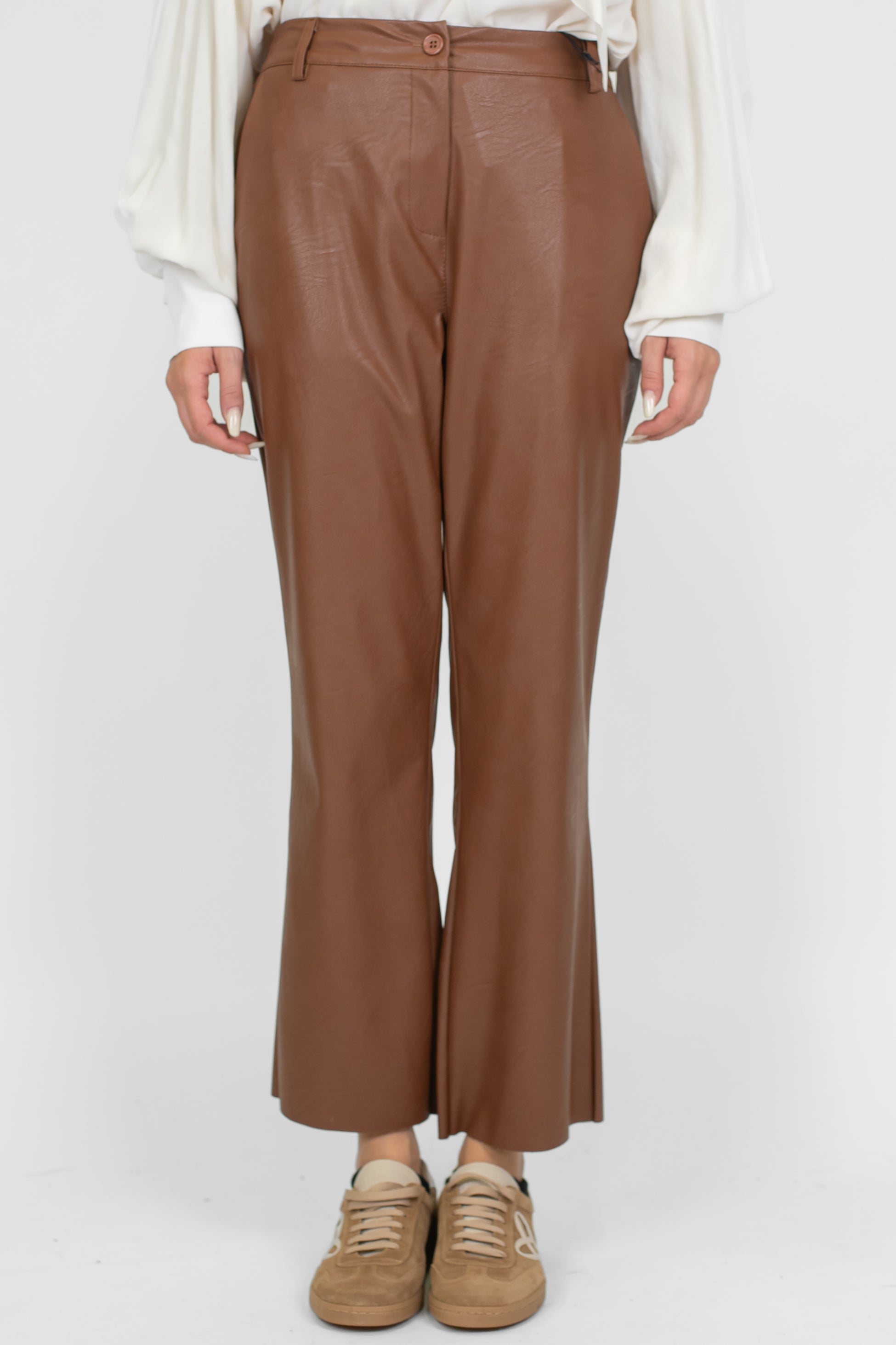 Tensione in - Pantalone a trombetta in ecopelle con elastico sul retro