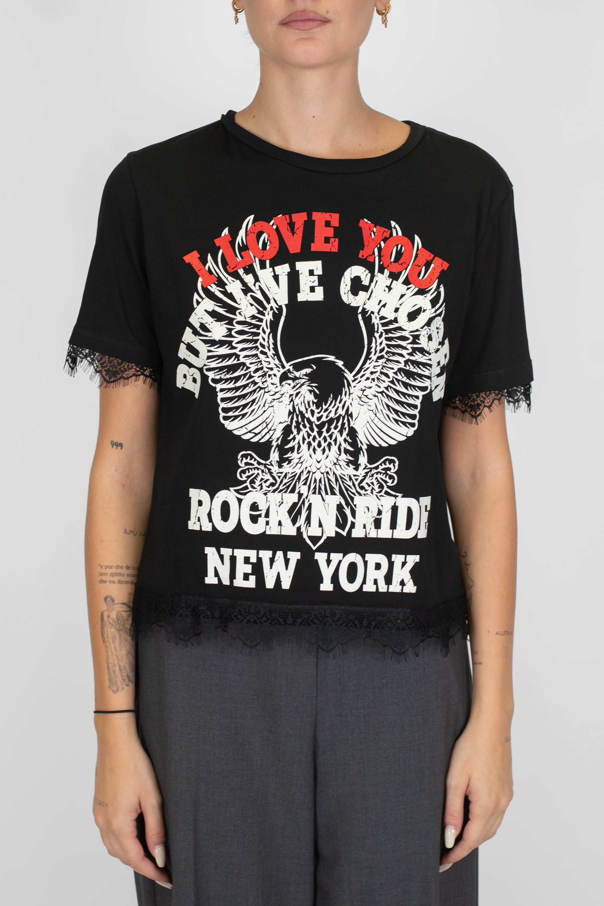 Tensione in - T-shirt con stampa e orli in pizzo