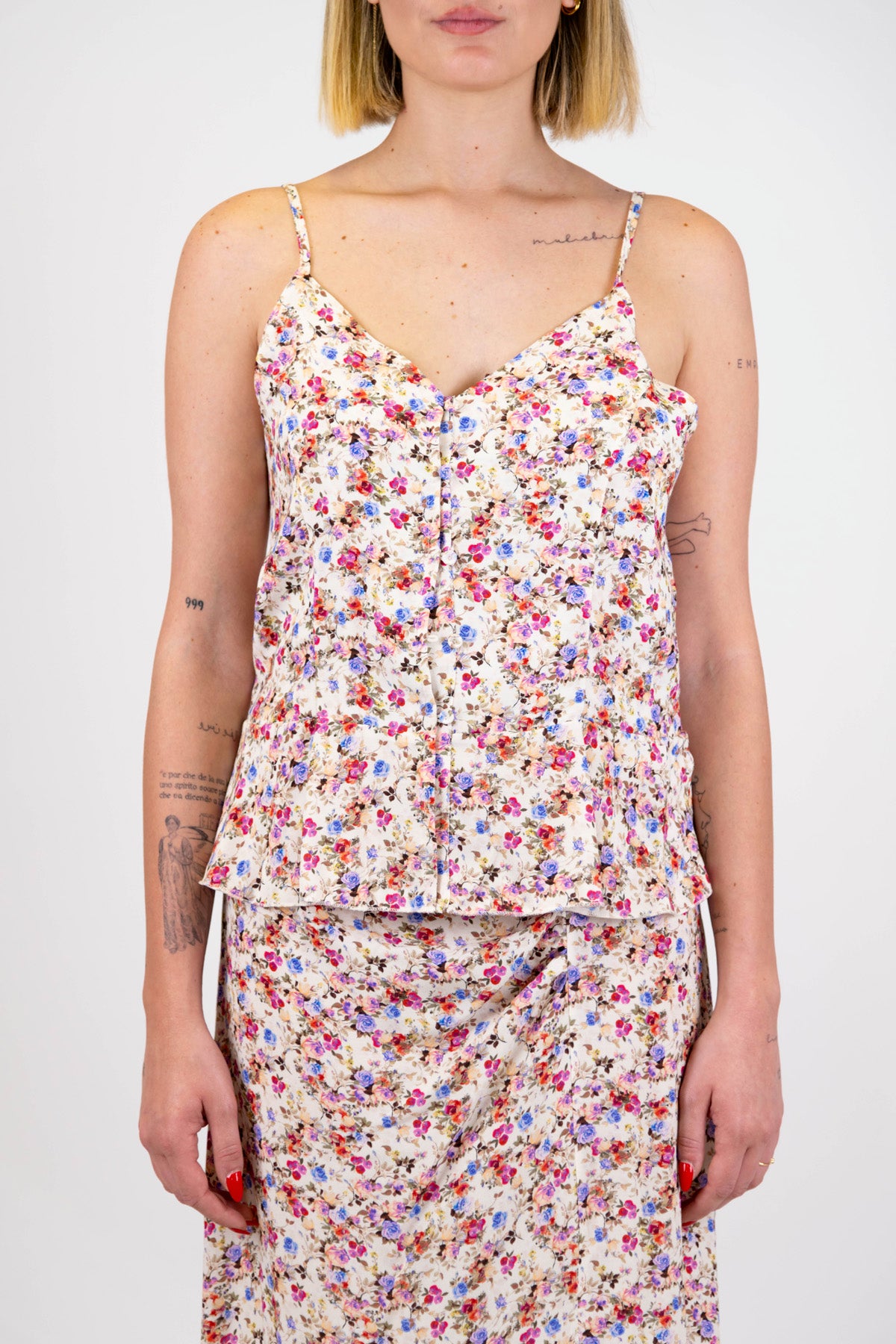 Tensione in - Top fantasia floreale in viscosa con bretelline e chiusura bottoni