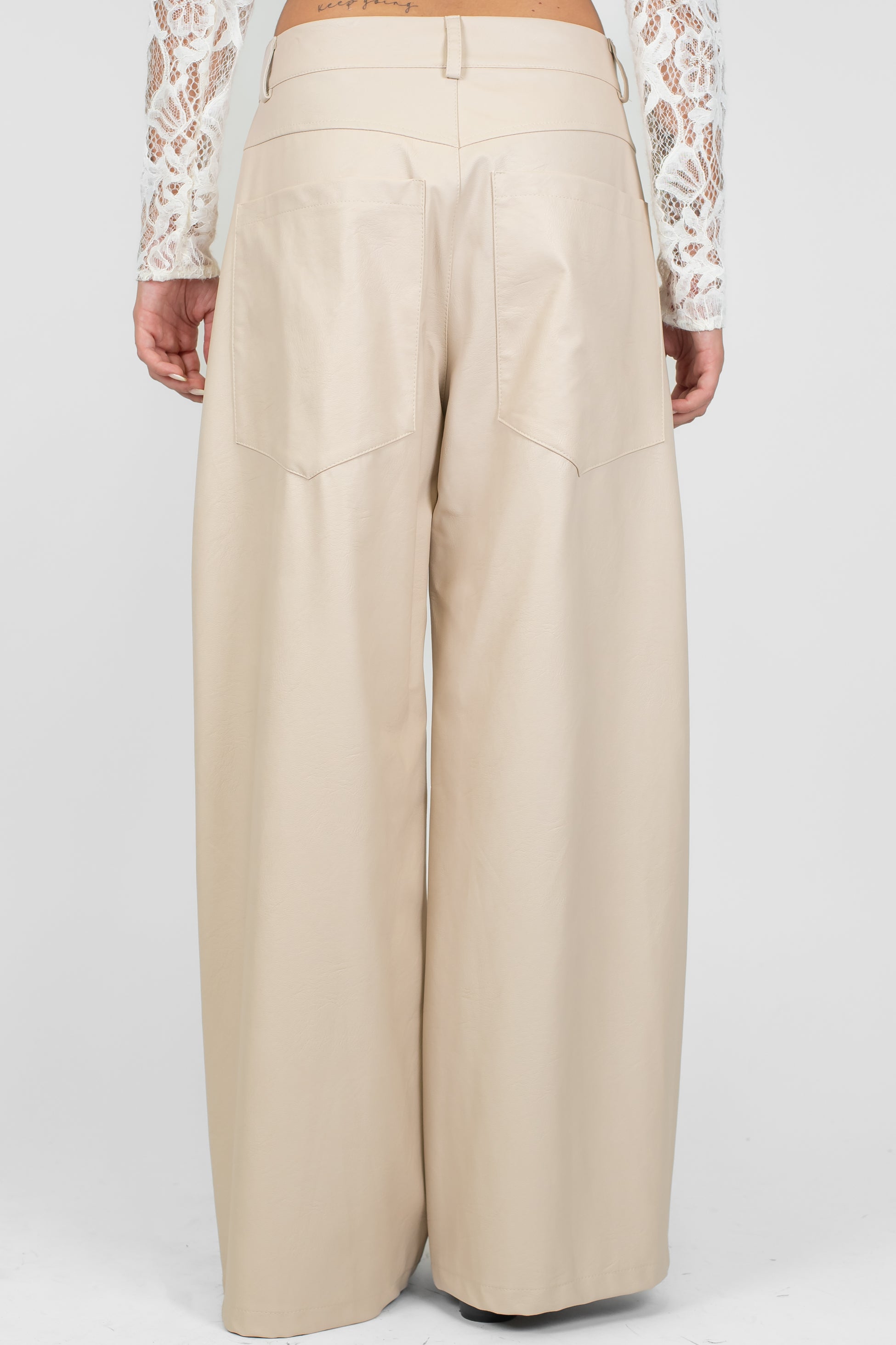 Tensione in - Pantalone palazzo in ecopelle modello Giusi con tasconi posteriori