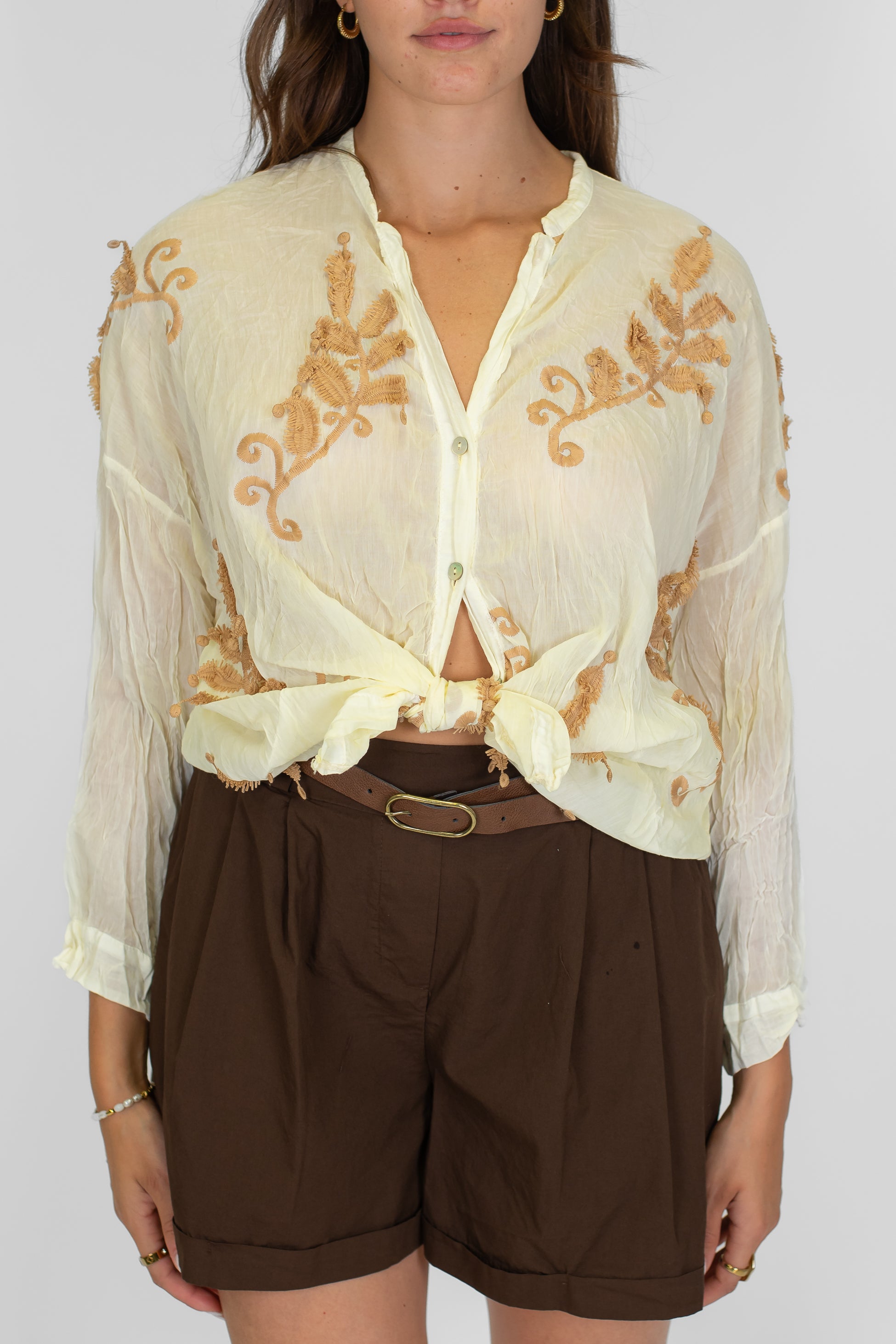 Tensione in - Camicia in misto seta con ricami a contrasto e collo coreano