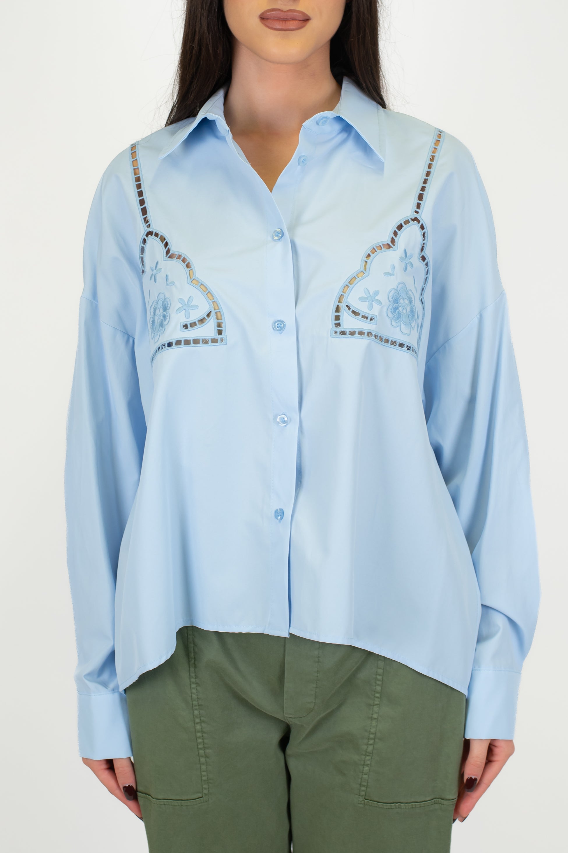 Tensione in - Camicia stondata con dettagli traforati e asimmetria fronte-retro