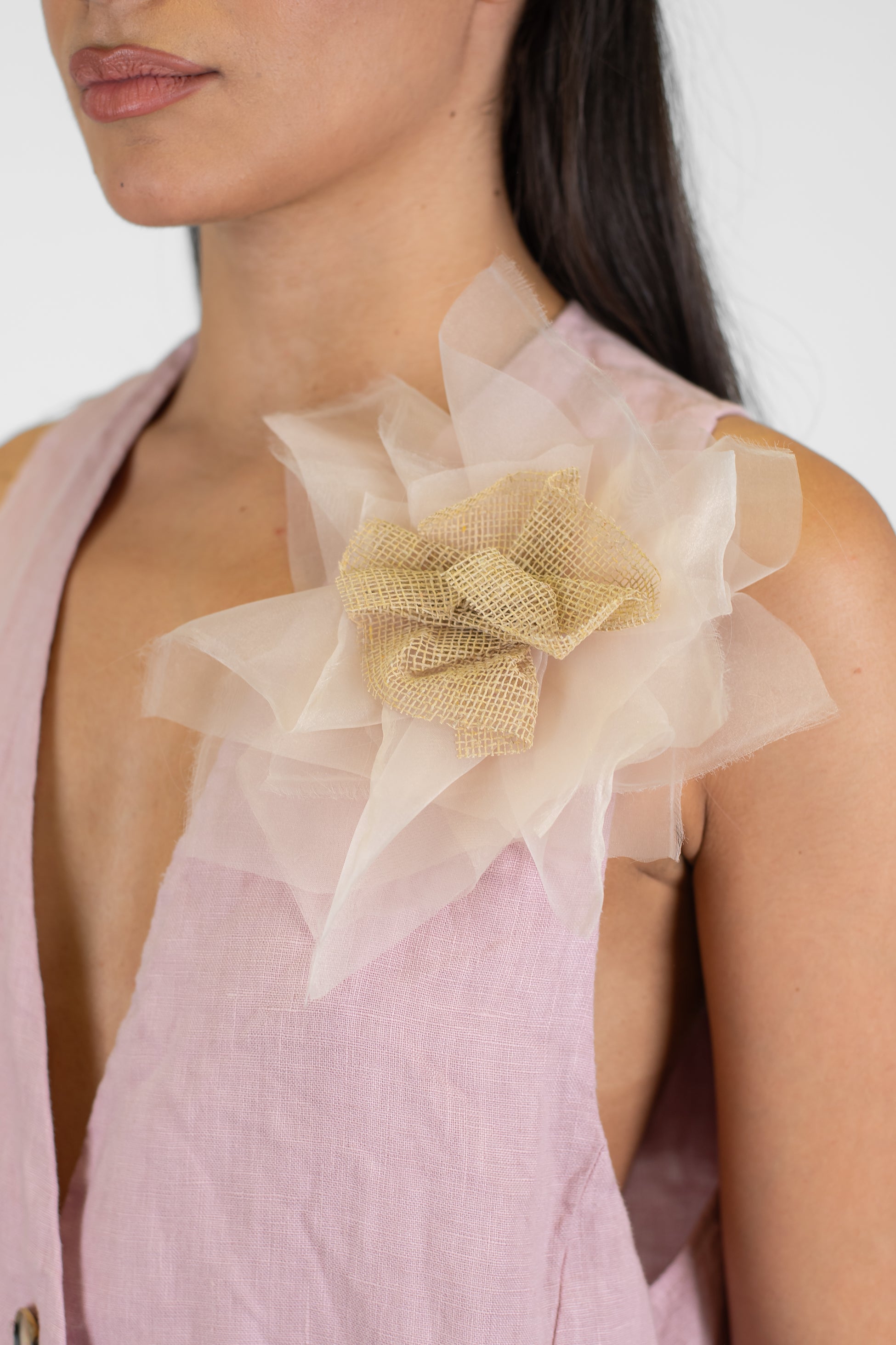 Tensione in - Gilet in puro lino con spilla fiore