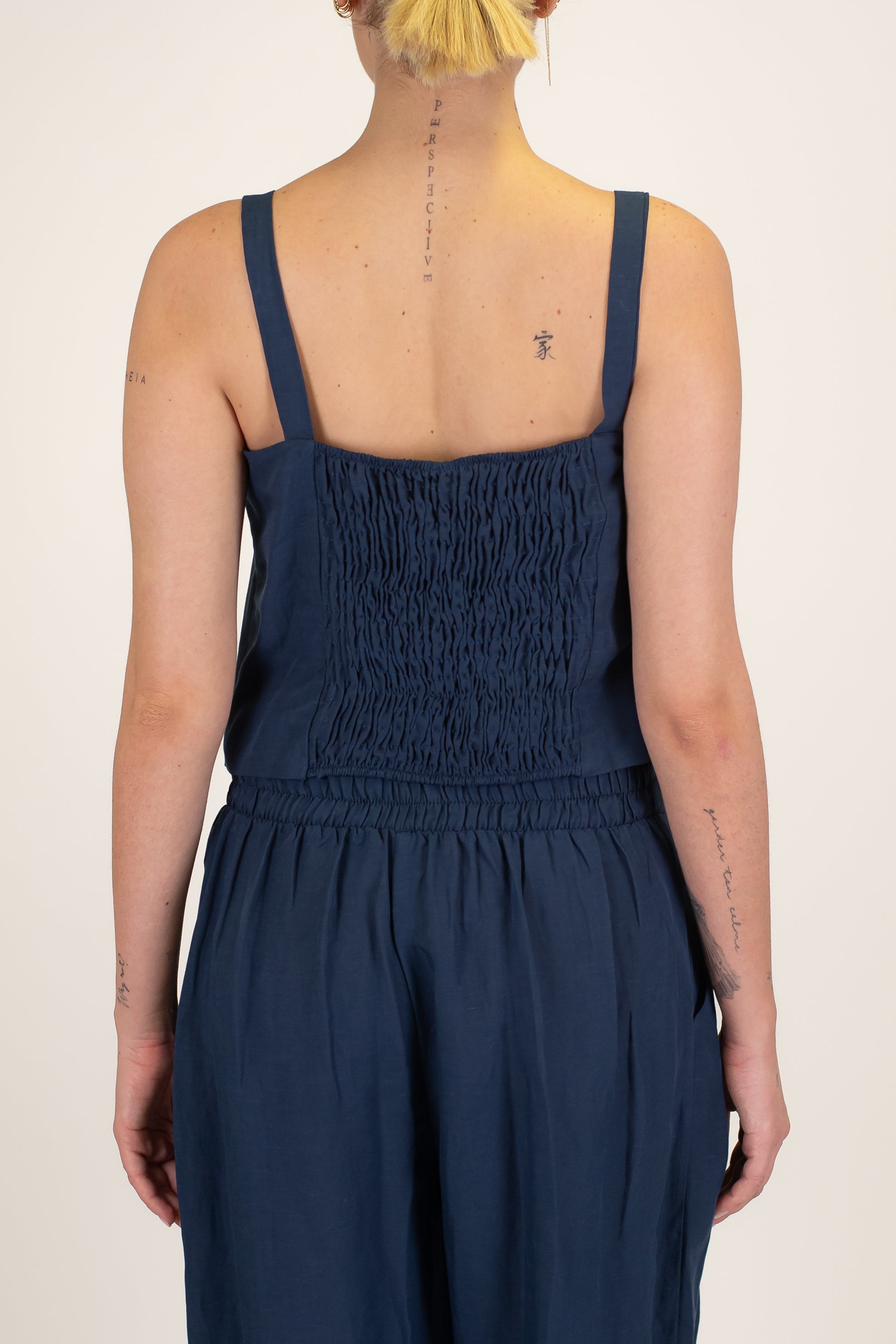 Tensione in - Coordinato in misto viscosa e lino con top bretelle e pantalone palazzo con pinces ed elastico sul retro