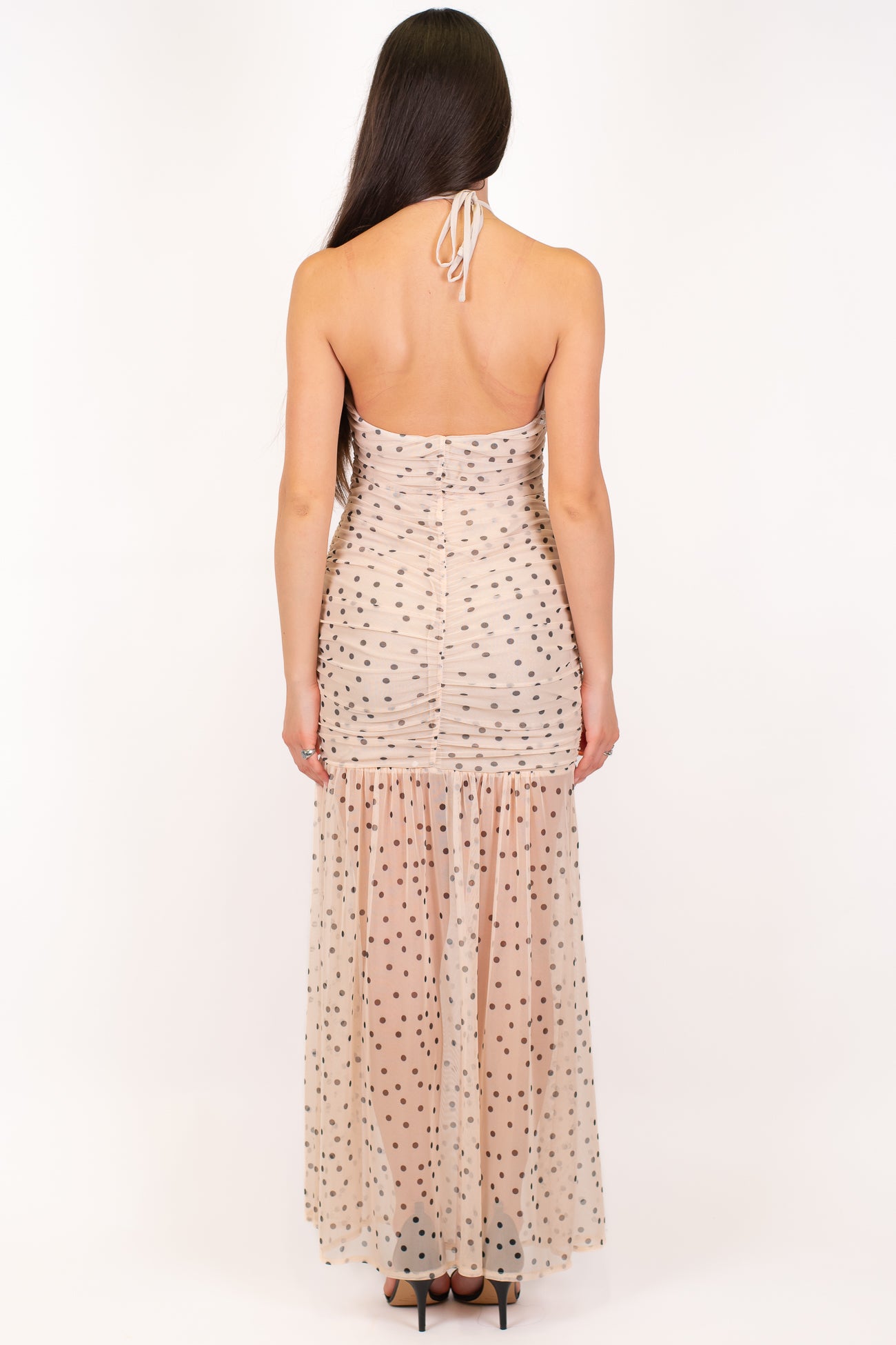 Tensione in - Abito lungo fantasia pois in tulle con drappeggio e allaccio al collo