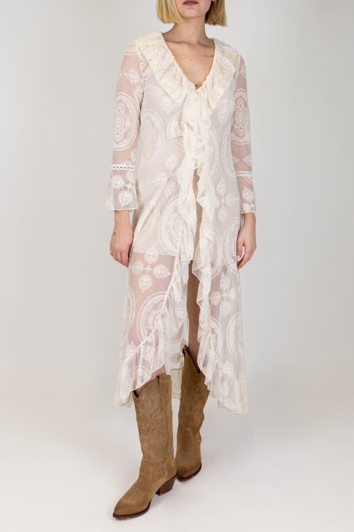 Tensione in - Abito lungo con ricami in crochet e profilo con rouches