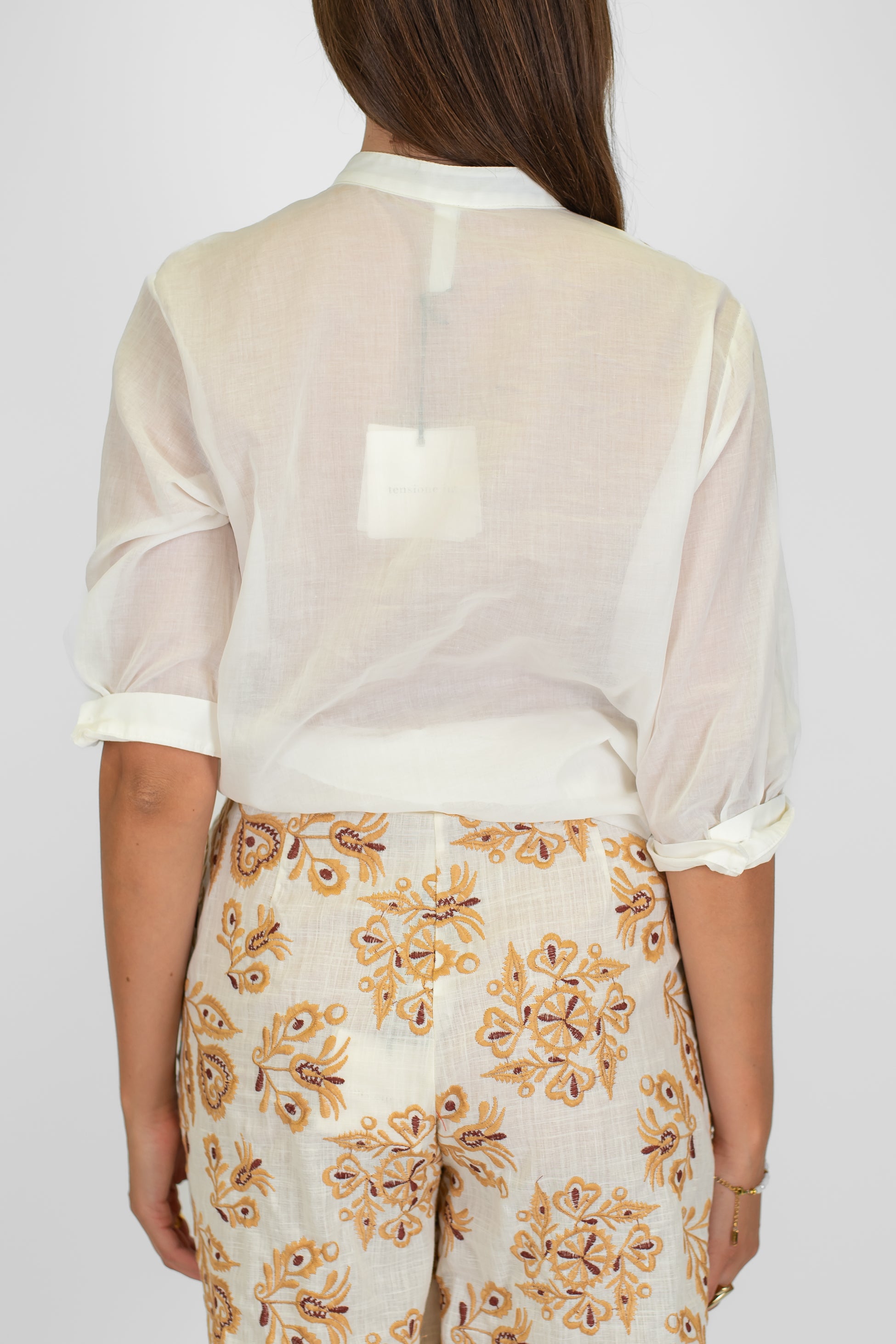 Tensione in - Camicia manica tra quarti in mussola di cotone con ricami a contrasto e collo coreano