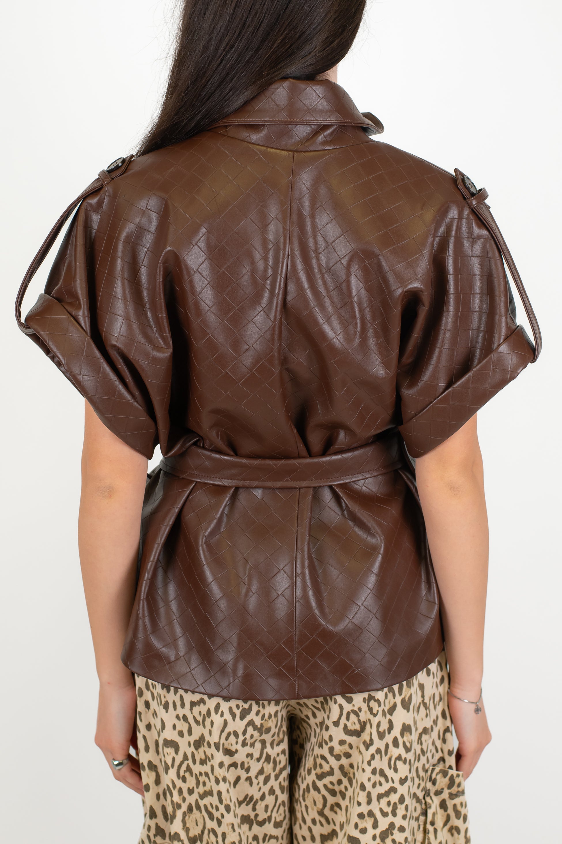 Motel - Giubbino mezzamanica in ecopelle intrecciata con cinturone in vita