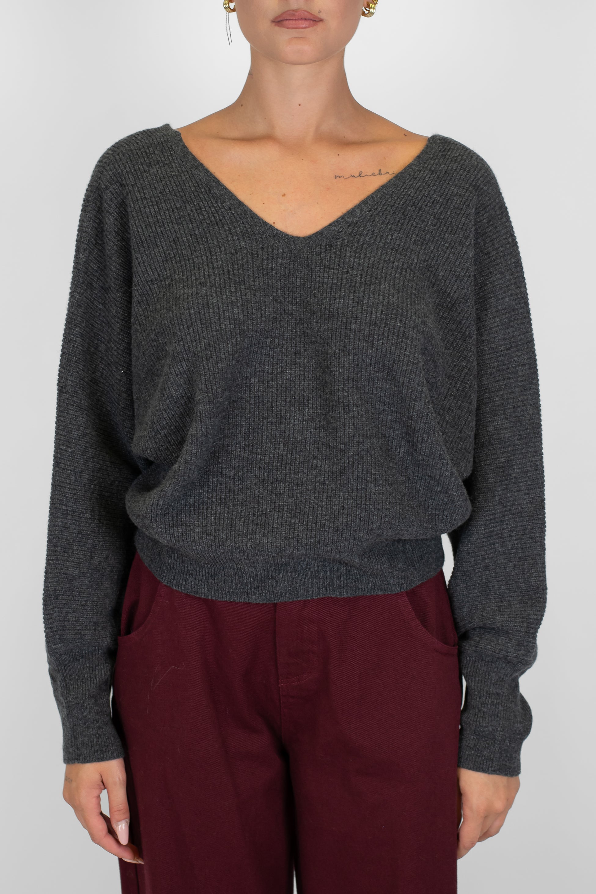 Tensione in - Maglia scollo a V fronte-retro in pura lana