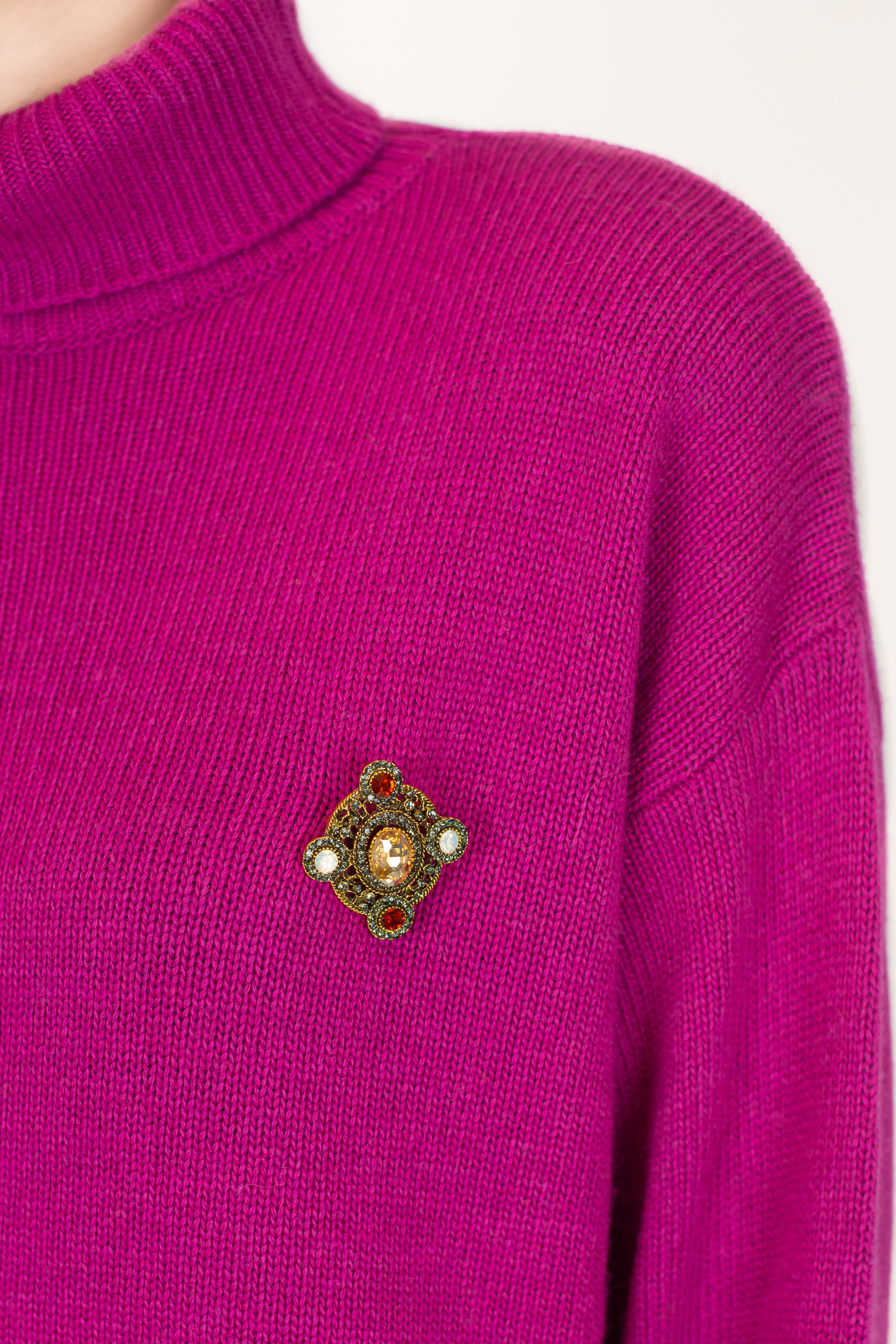 Motel - Dolcevita in misto lana con spalline e spilla gioiello