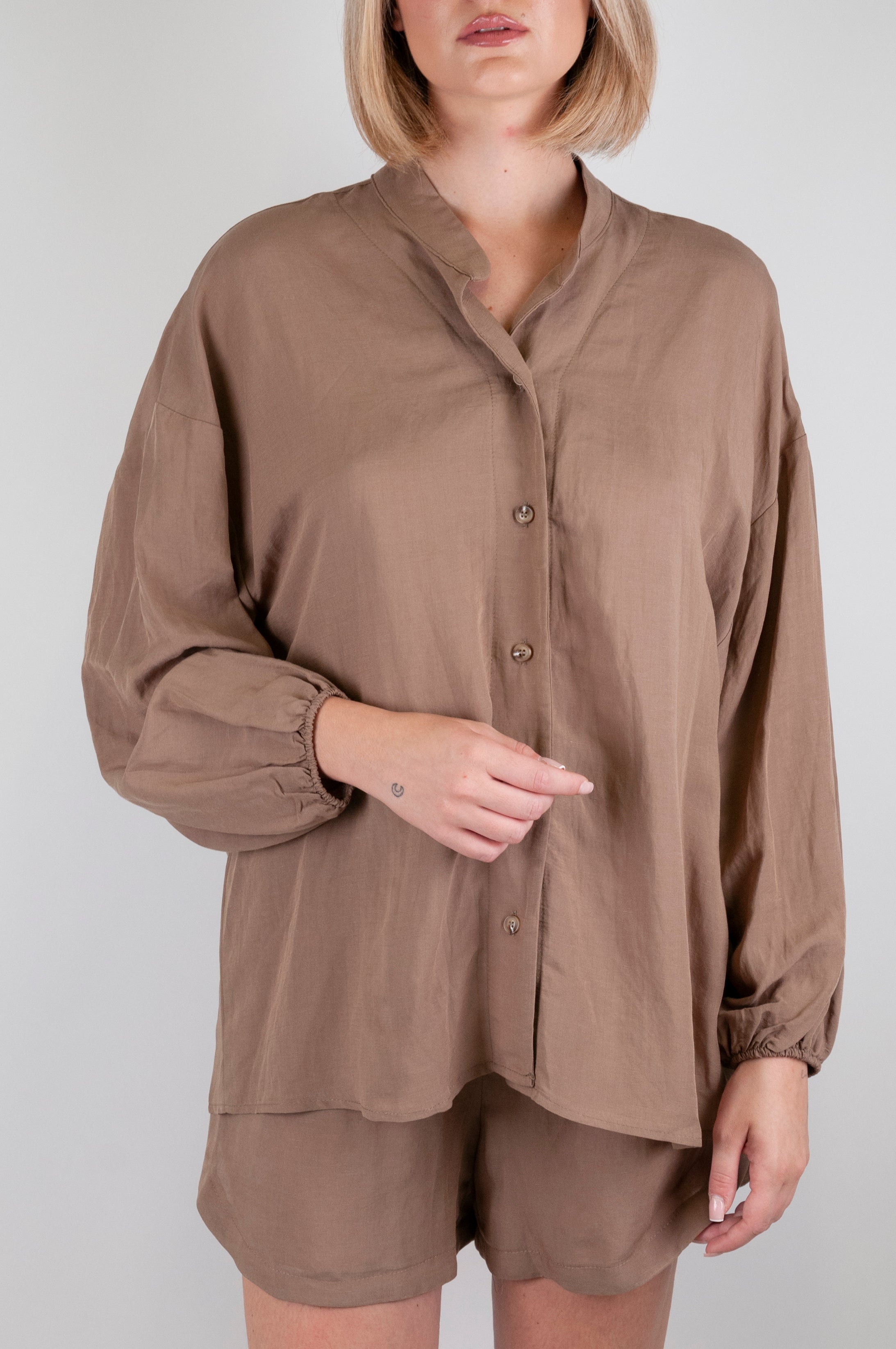 Tensione in - Camicia in misto viscosa e lino con collo coreano