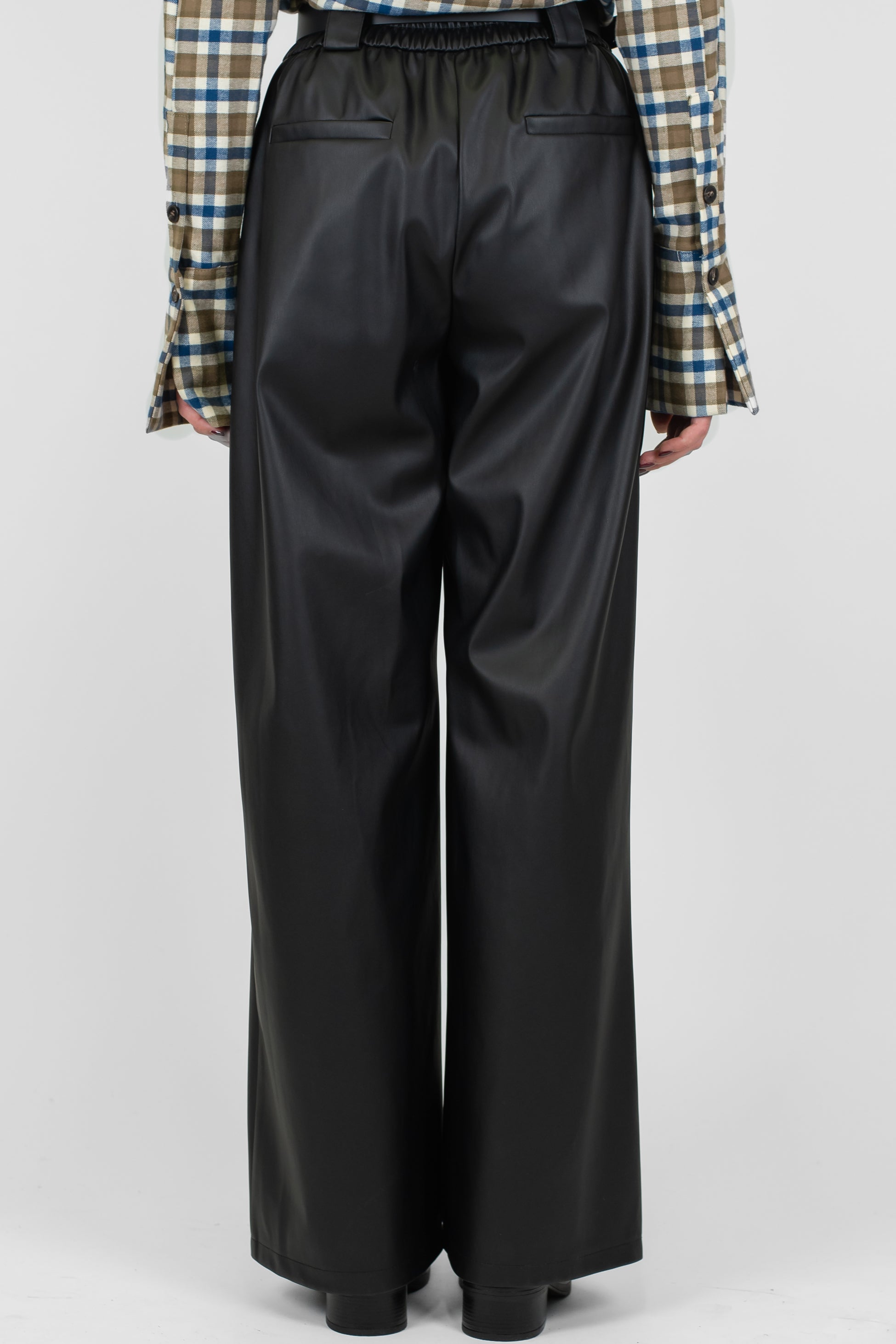 Tensione in - Pantalone palazzo in ecopelle con elastico dietro