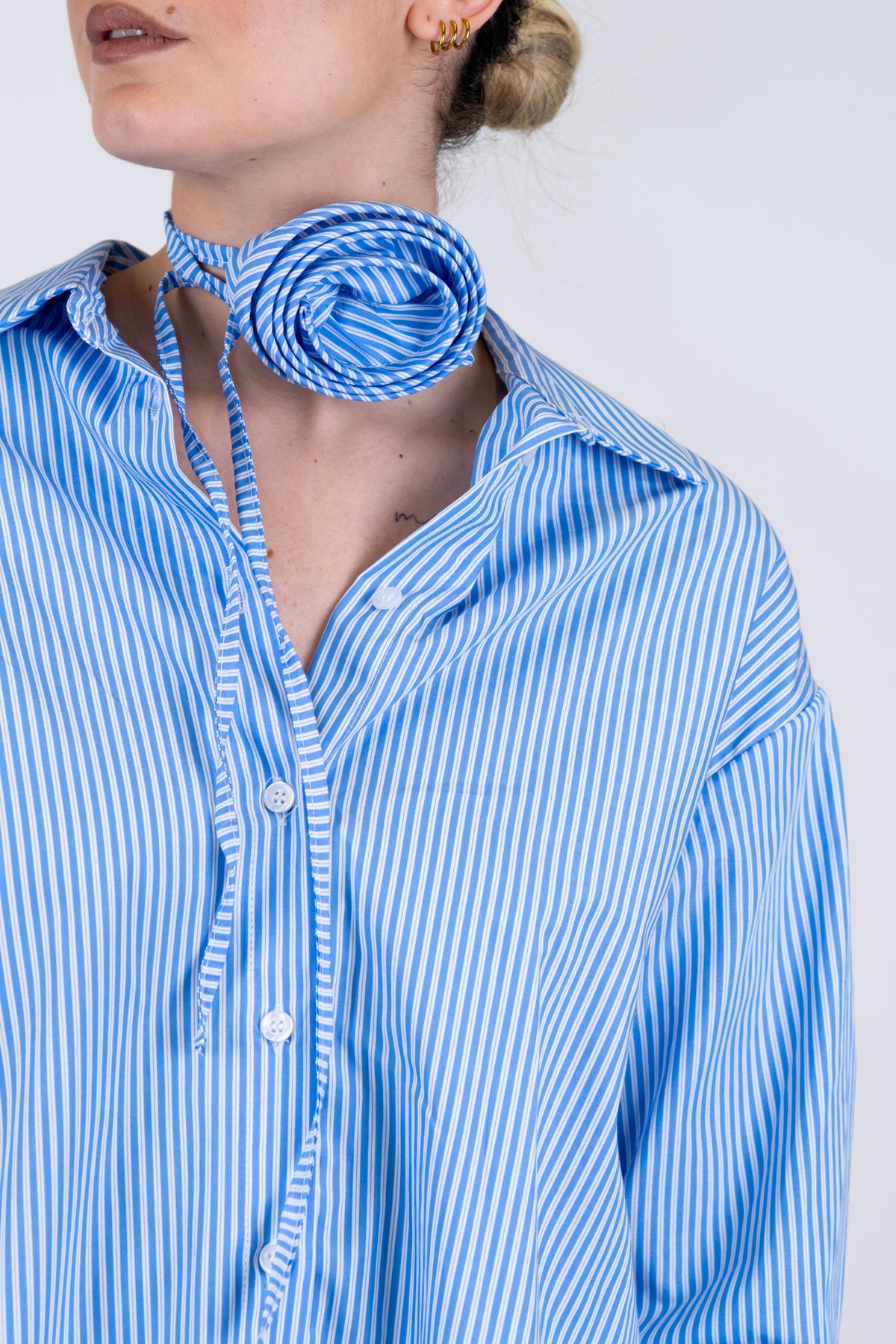 Haveone - Camicia over a righe con rosa al collo ed etichetta intessuto sul retro