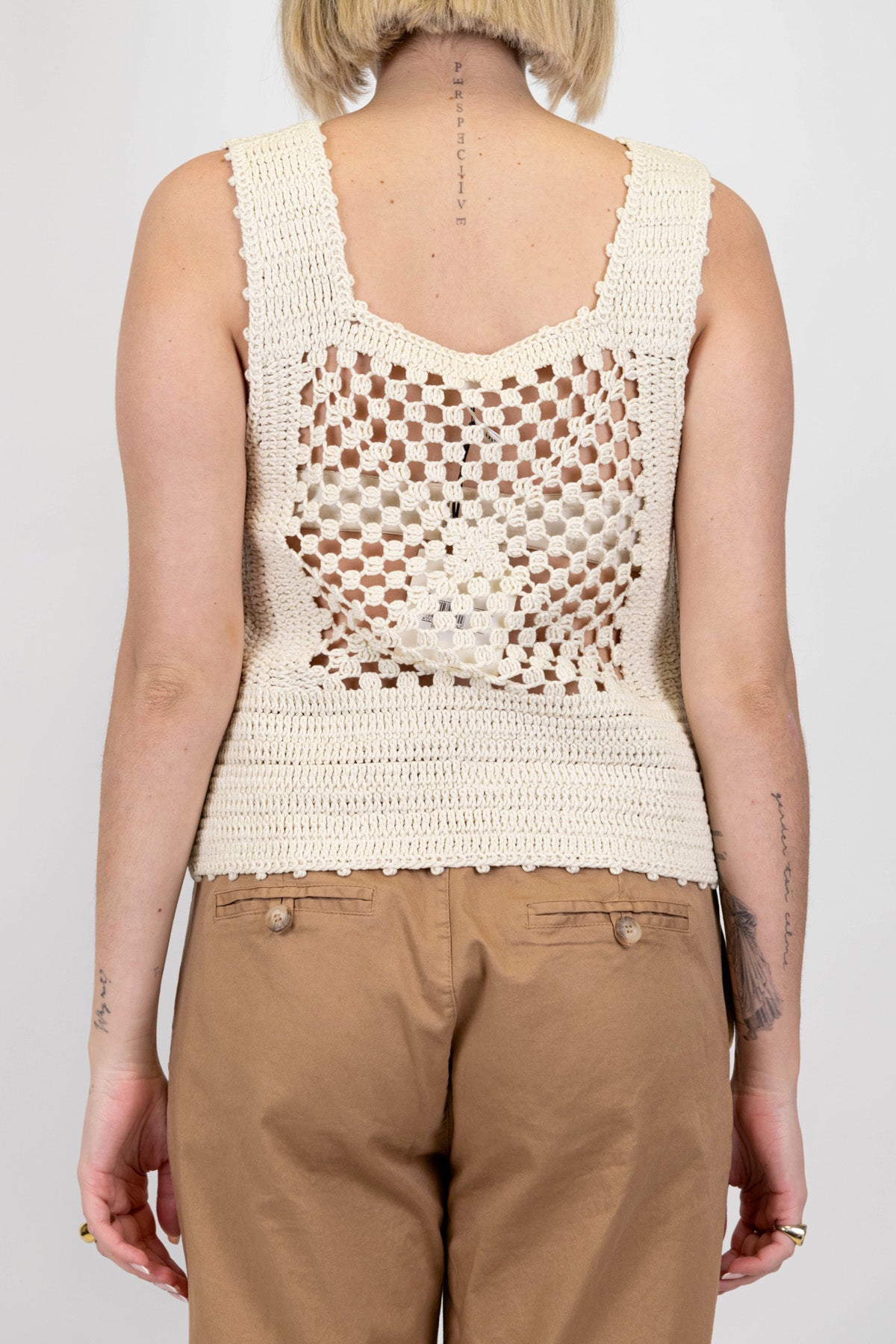 Tensione in - Top in crochet con scollo quadro