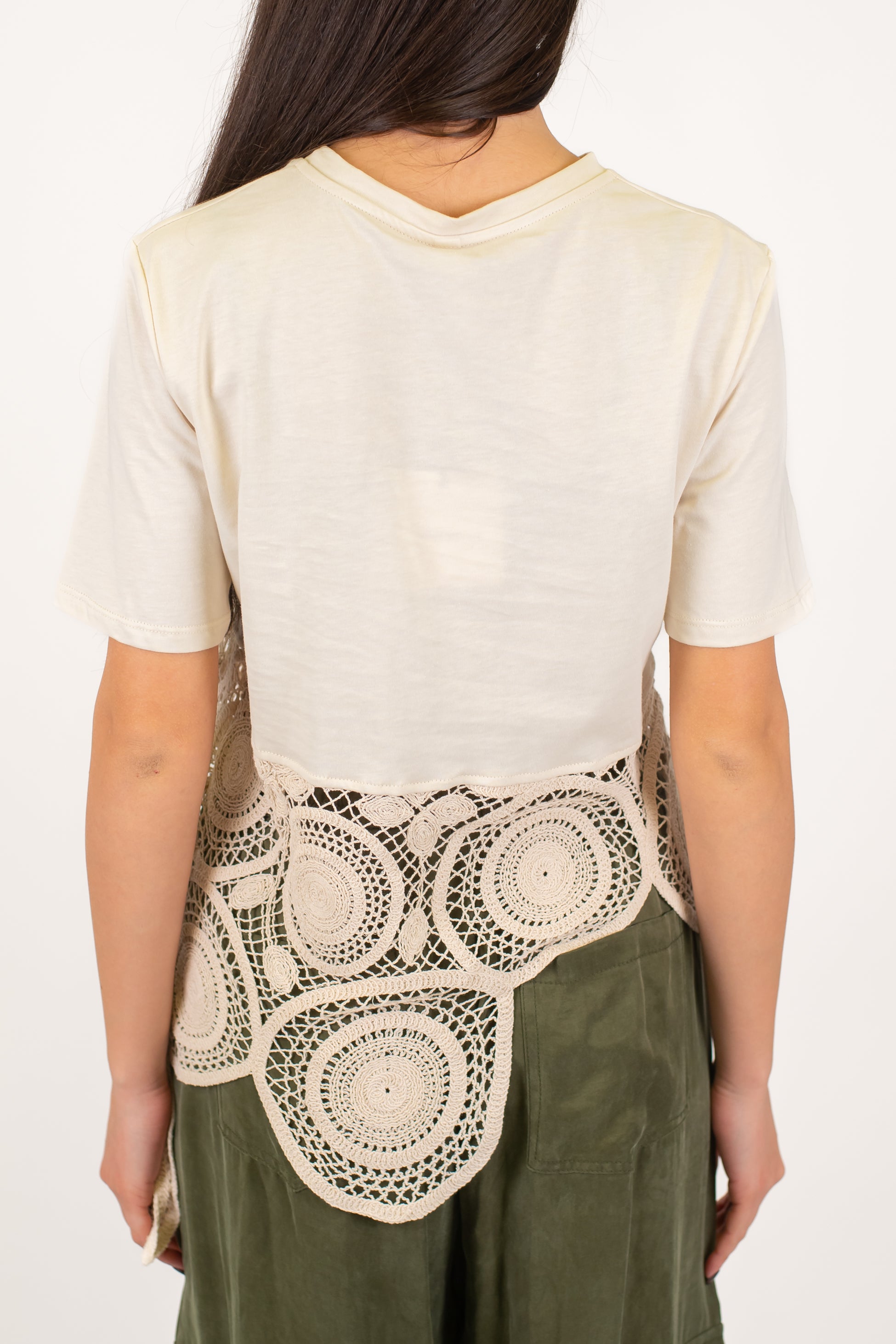 Tensione in - T-shirt con fondo asimmetrico in crochet lavorato all'uncinetto