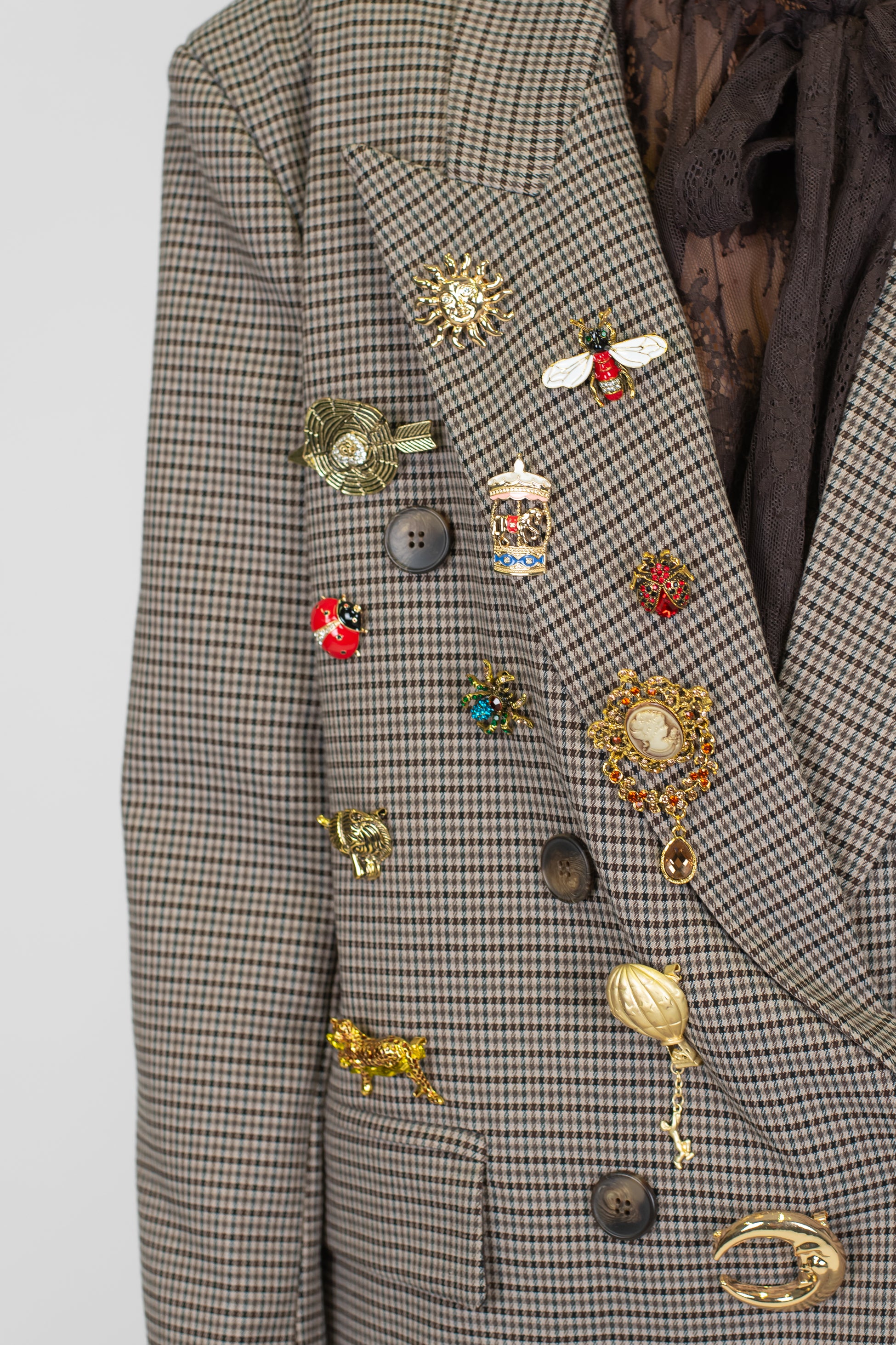 Tensione in - Giacca doppipetto fantasia pied de poule con spalline e spille