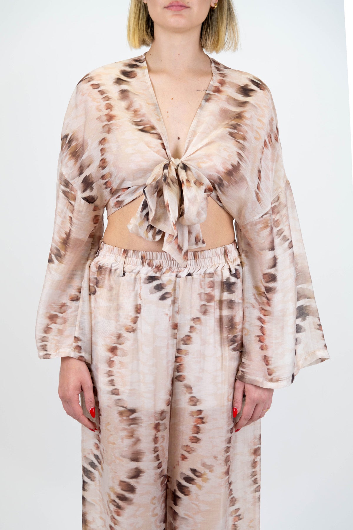 Haveone - Blusa crop fantasia astratta in lyocell con manica lunga e nodo al centro