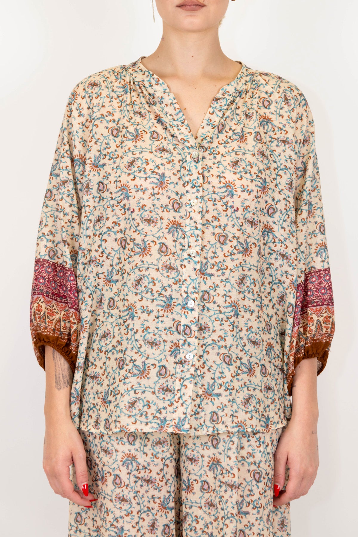 Tensione in - Camicia fantasia provenzale in mussola di cotone con manica tre quarti