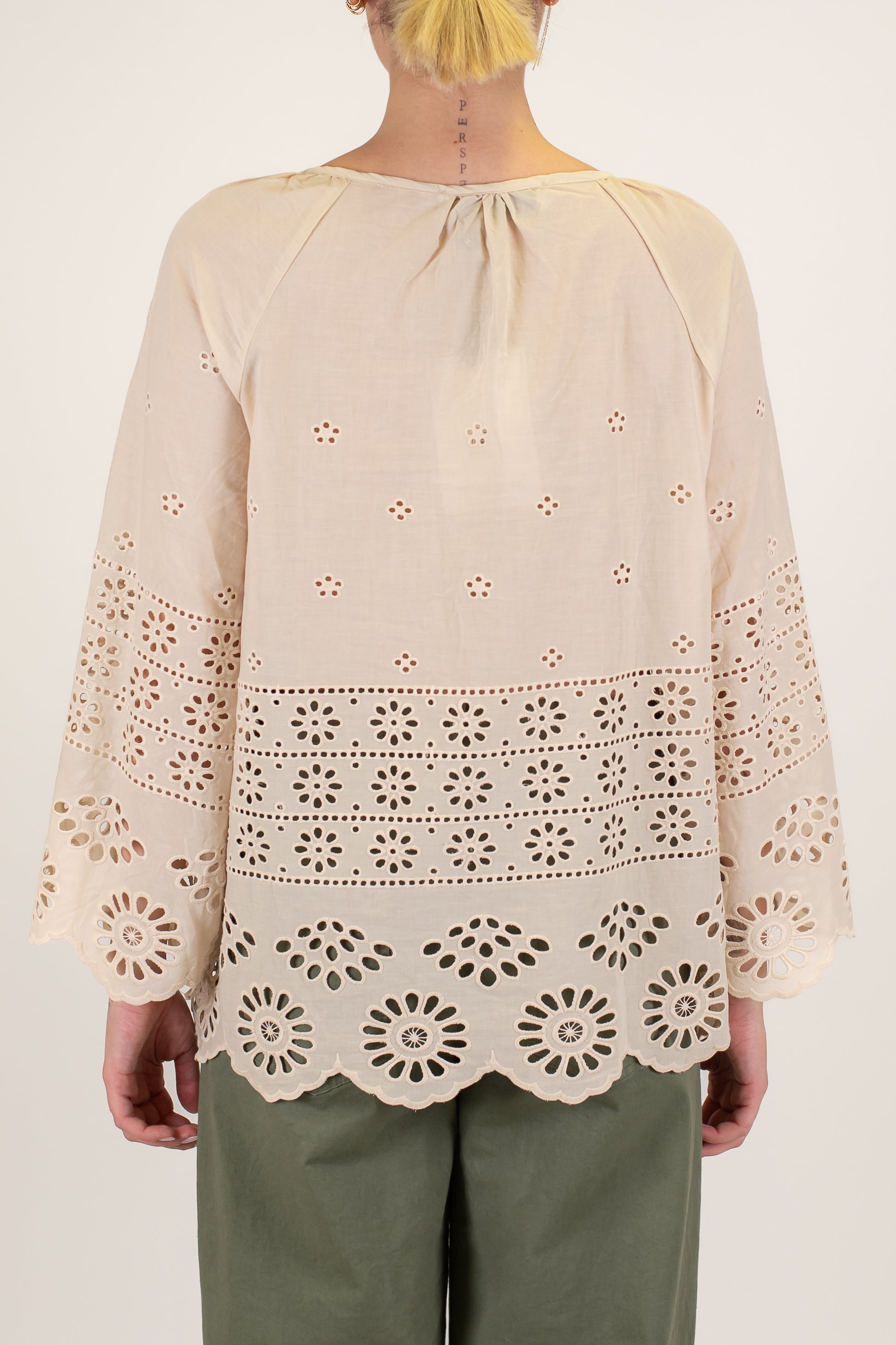 Haveone - Blusa in mussola di cotone con ricami in crochet e laccio con nappine al collo