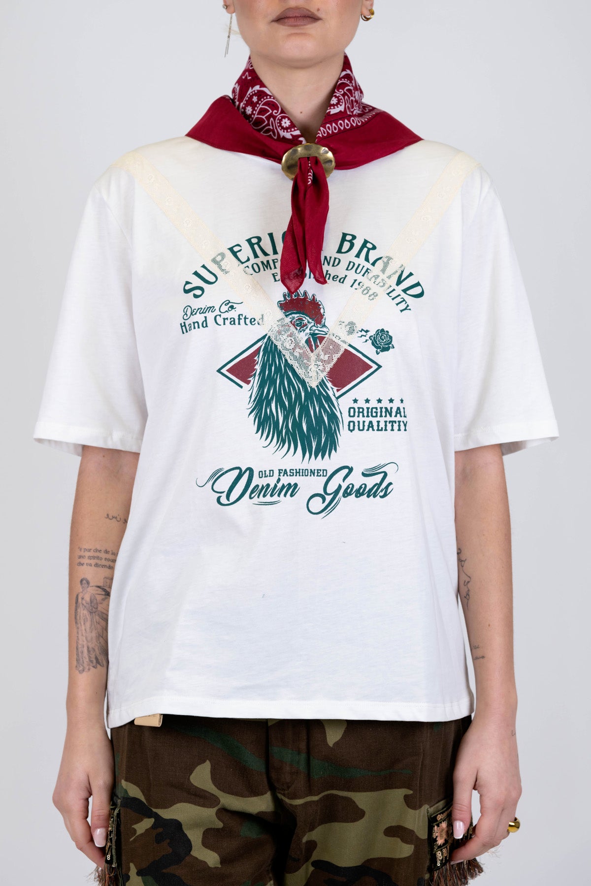 Tensione in - T-shirt con scritta, ricamo in pizzo sovrapposto e bandana al collo