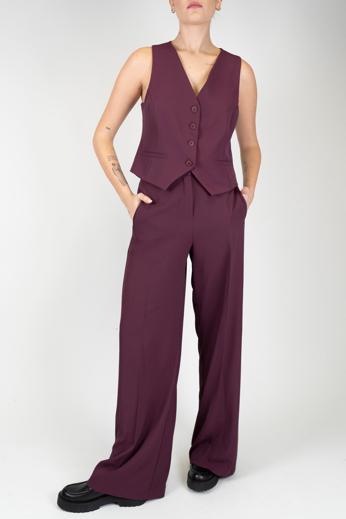 Tensione in - Coordinato gilet e pantalone palazzo in tessuto fluido con elastico sul retro