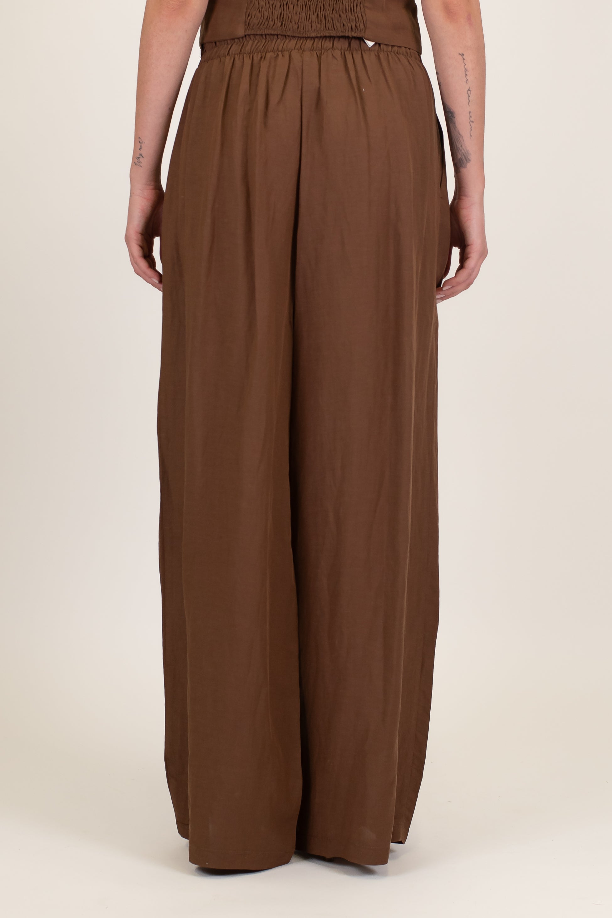 Tensione in - Coordinato in misto viscosa e lino con top bretelle e pantalone palazzo con pinces ed elastico sul retro