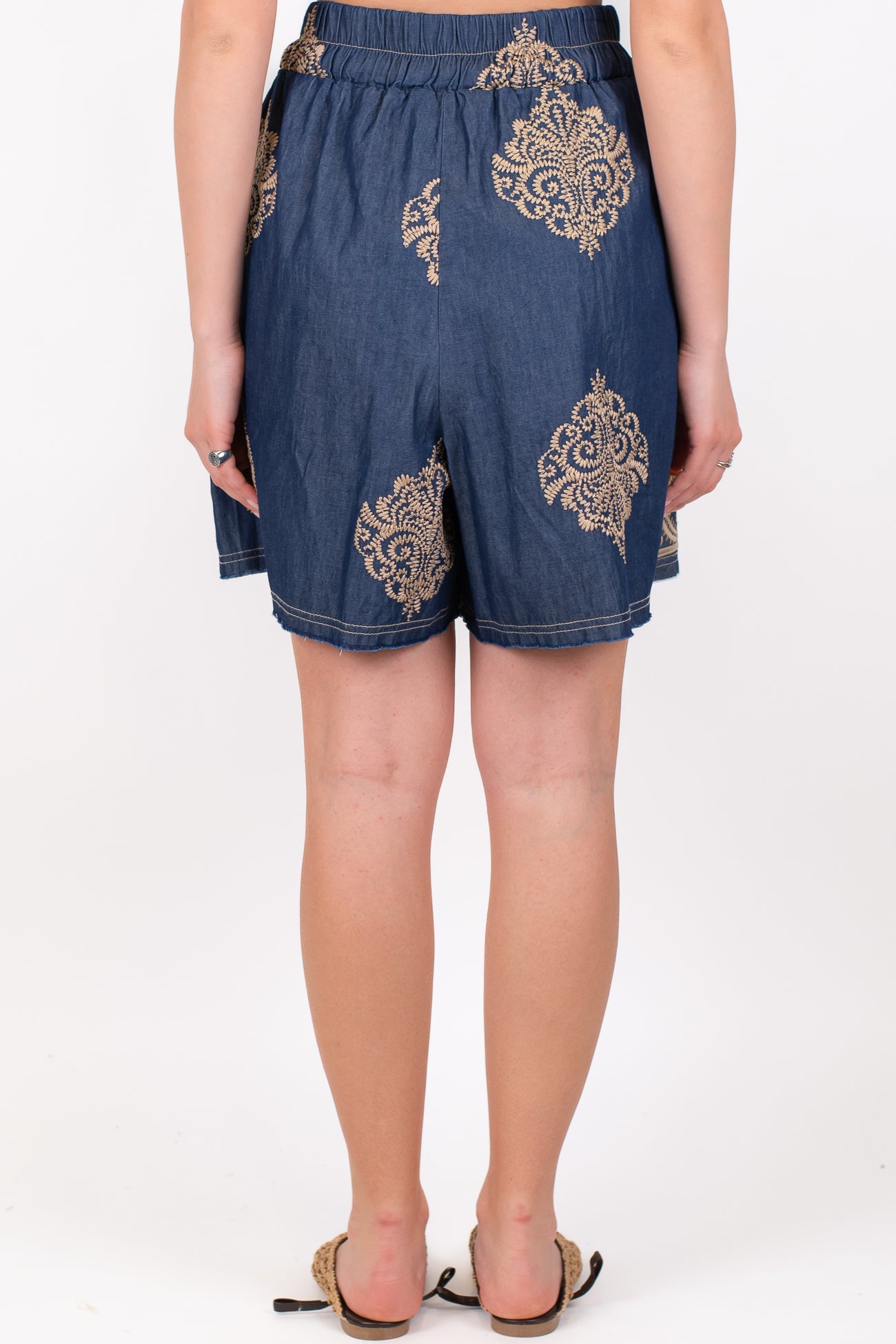 Motel - Shorts in chambray con ricami a contrasto e coulisse con nappine