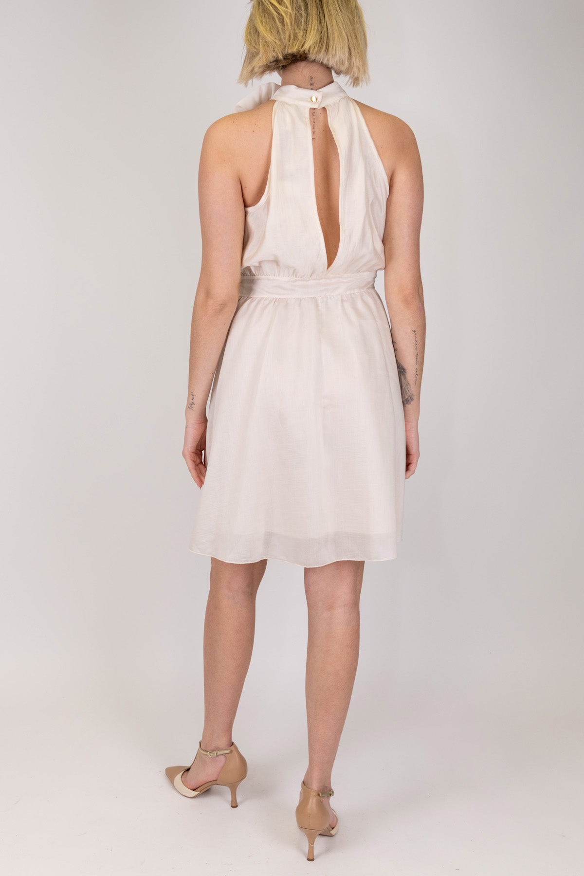 Tensione in - Abito corto in lyocell con allaccio con fiore e cintura in tessuto