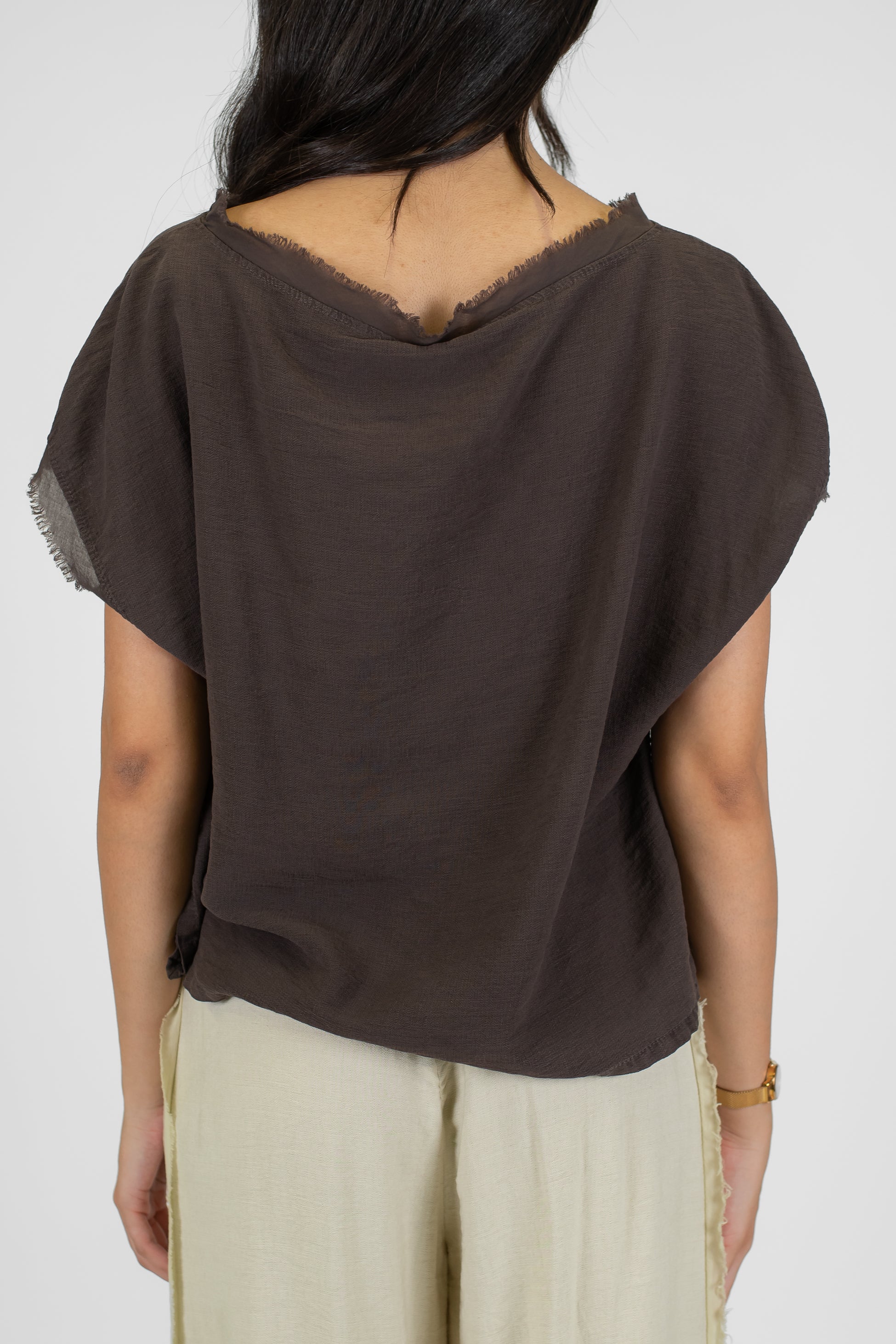 Tensione in - T-shirt in viscosa leggera con profili sfrangiati