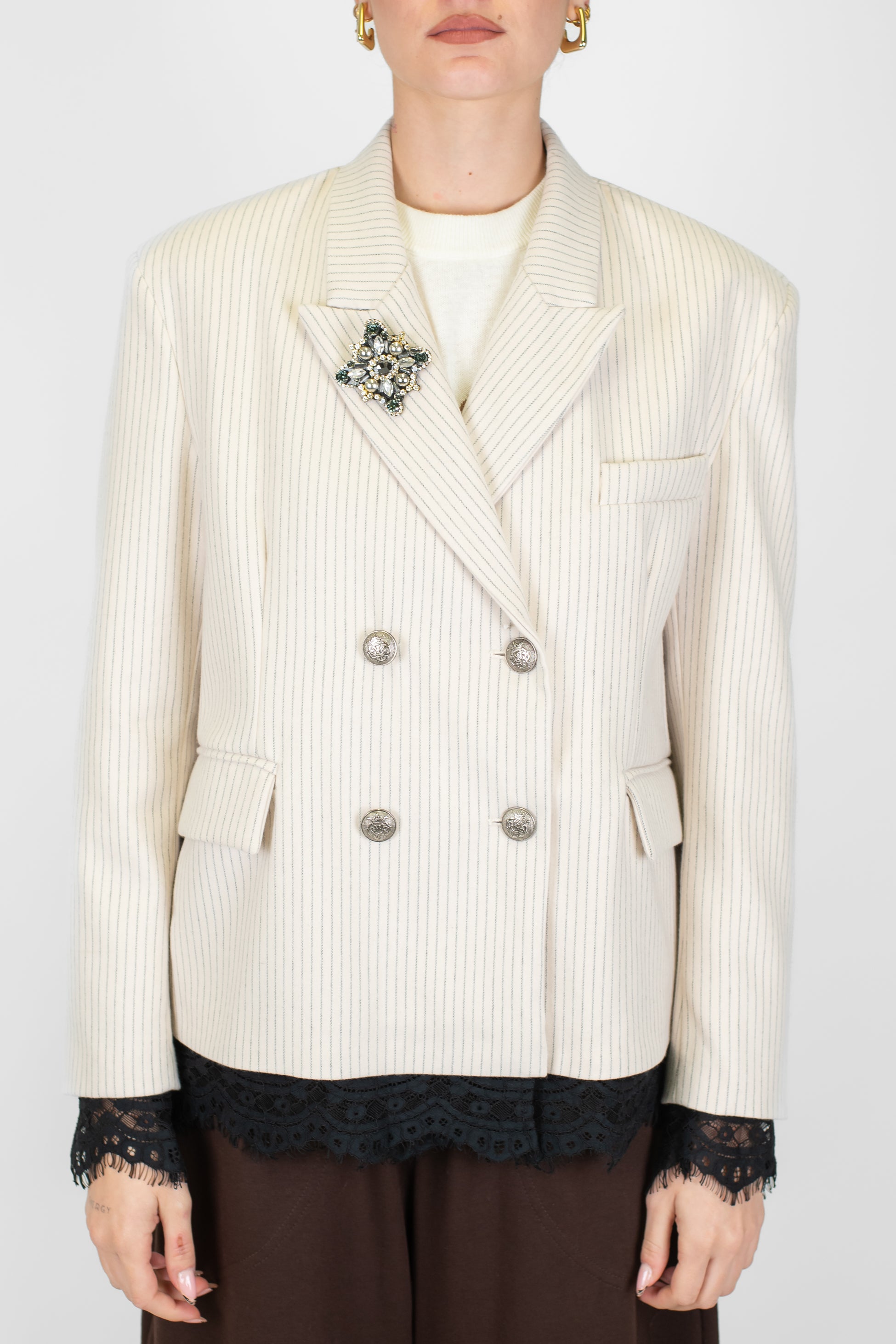 Motel - Giacca doppiopetto gessata con orli in pizzo e spilla gioiello