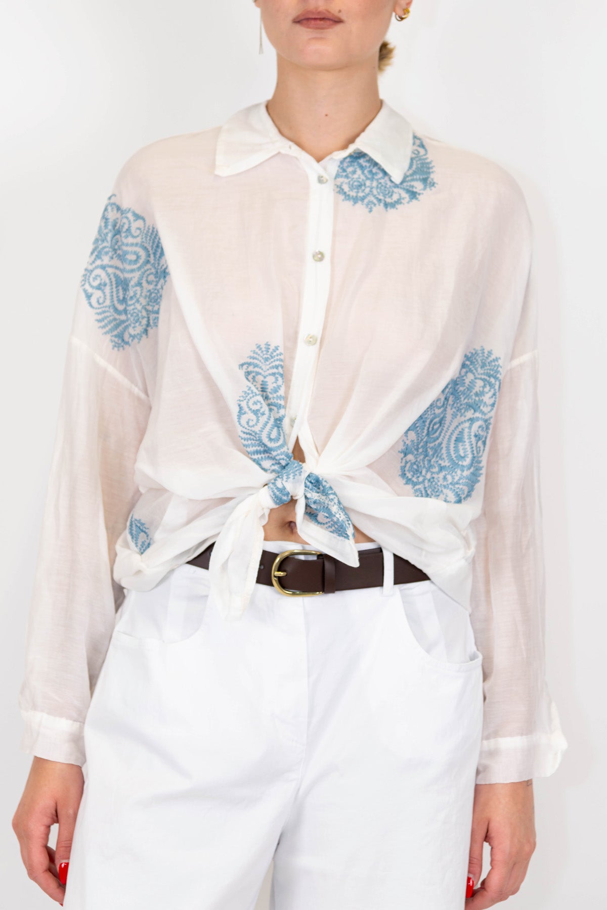 Tensione in - Camicia in misto seta con ricami a contrasto