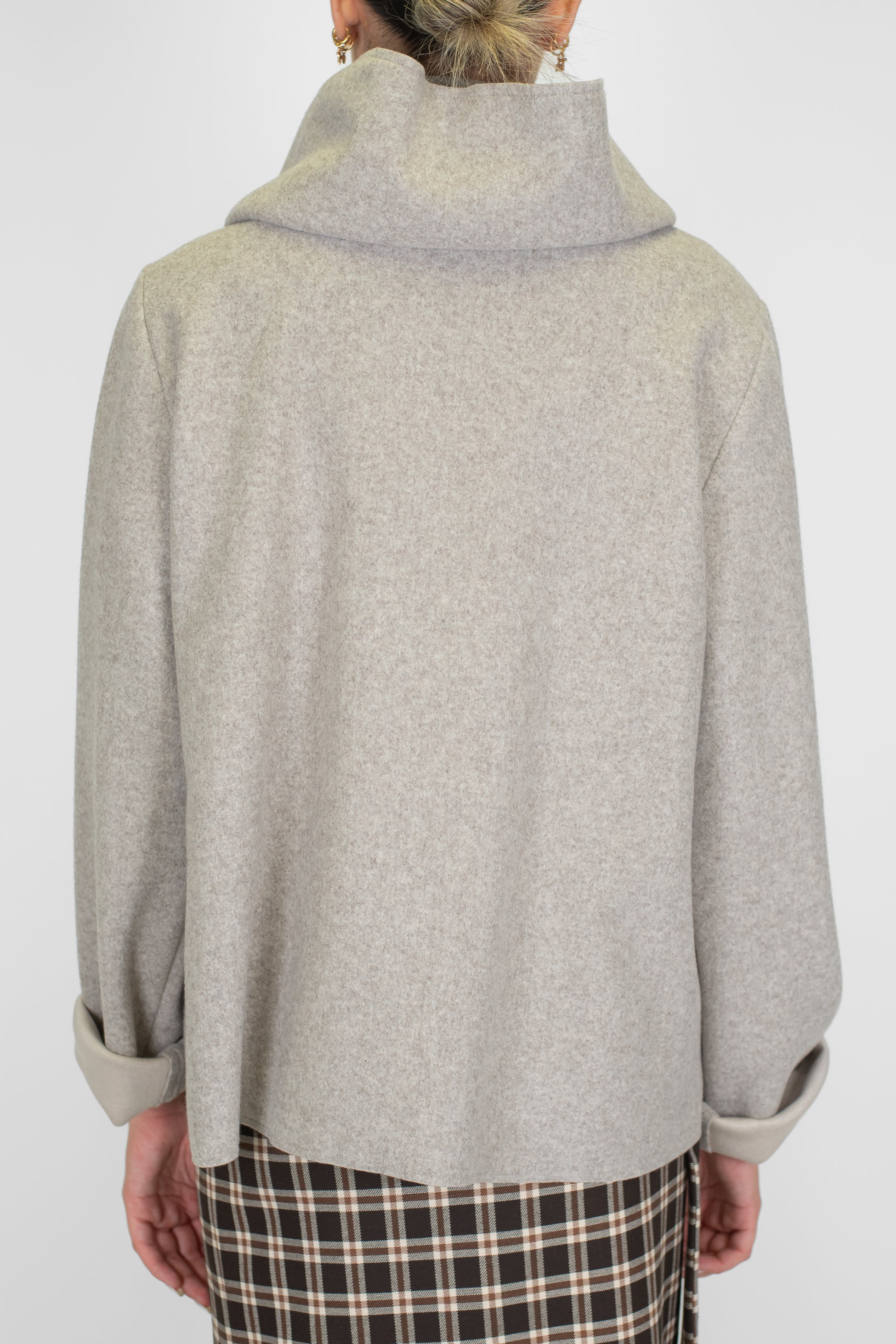 Tensione in - Cappetta doppiopetto in panno con cappuccio