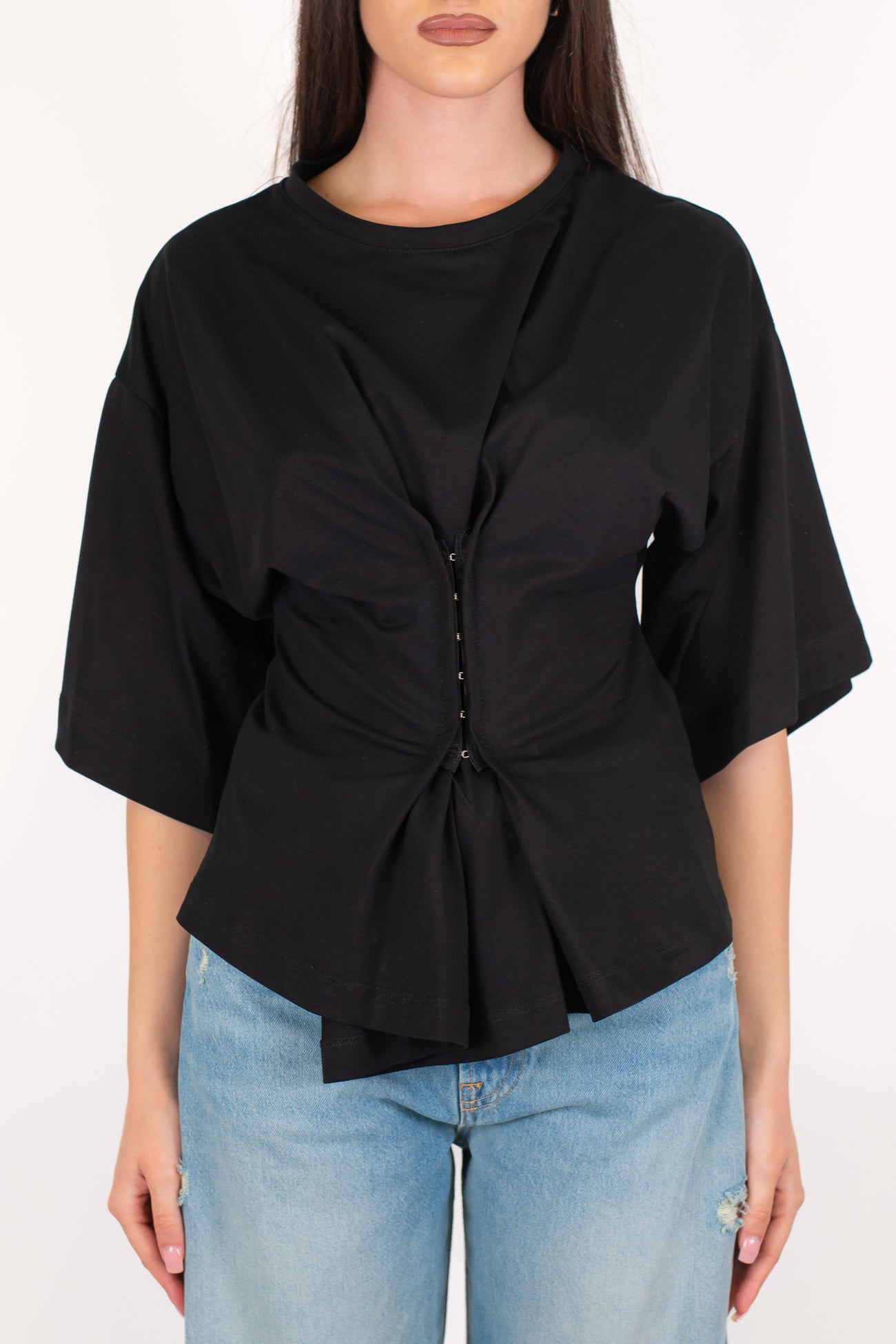 Tensione in - T-shirt con manica over e chiusura ganci centrale
