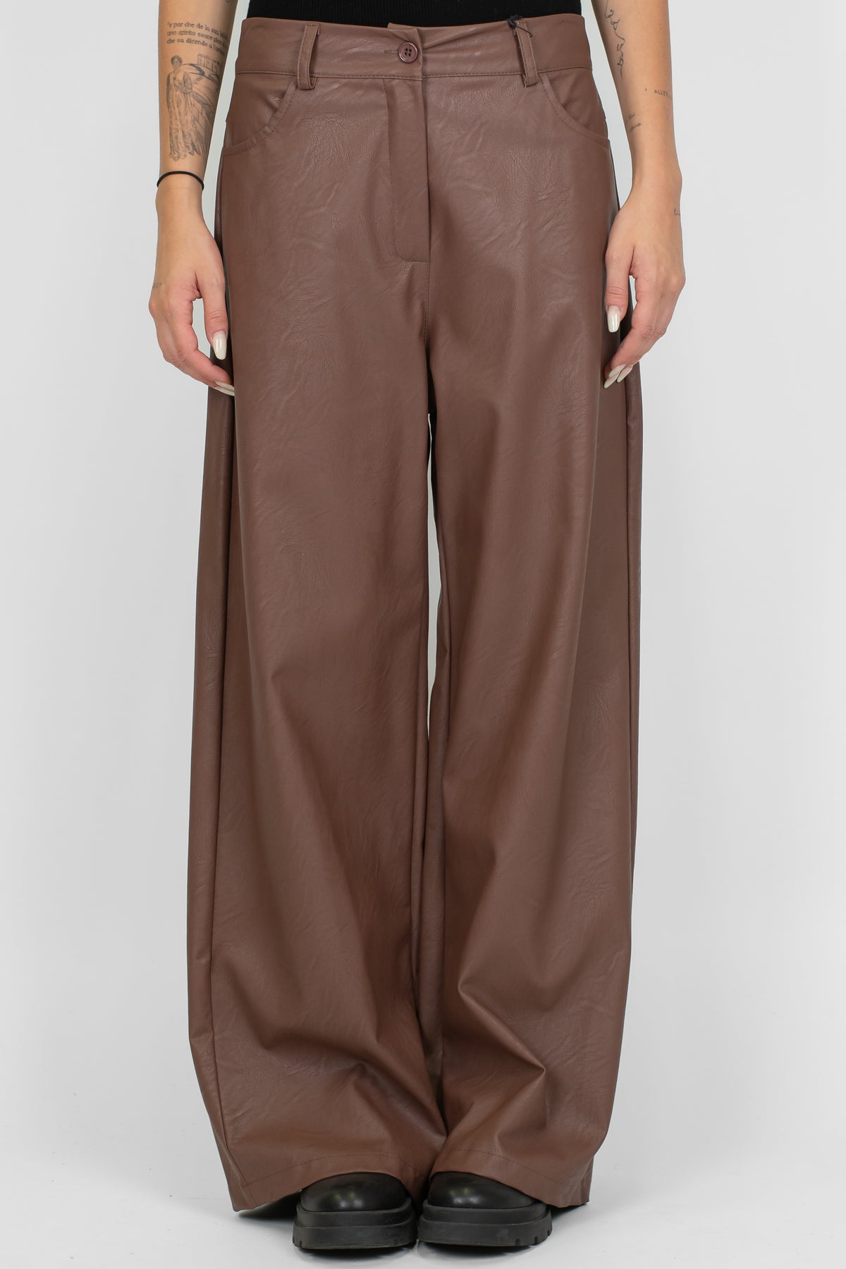 Tensione in - Pantalone palazzo in ecopelle modello Giusi con tasconi posteriori