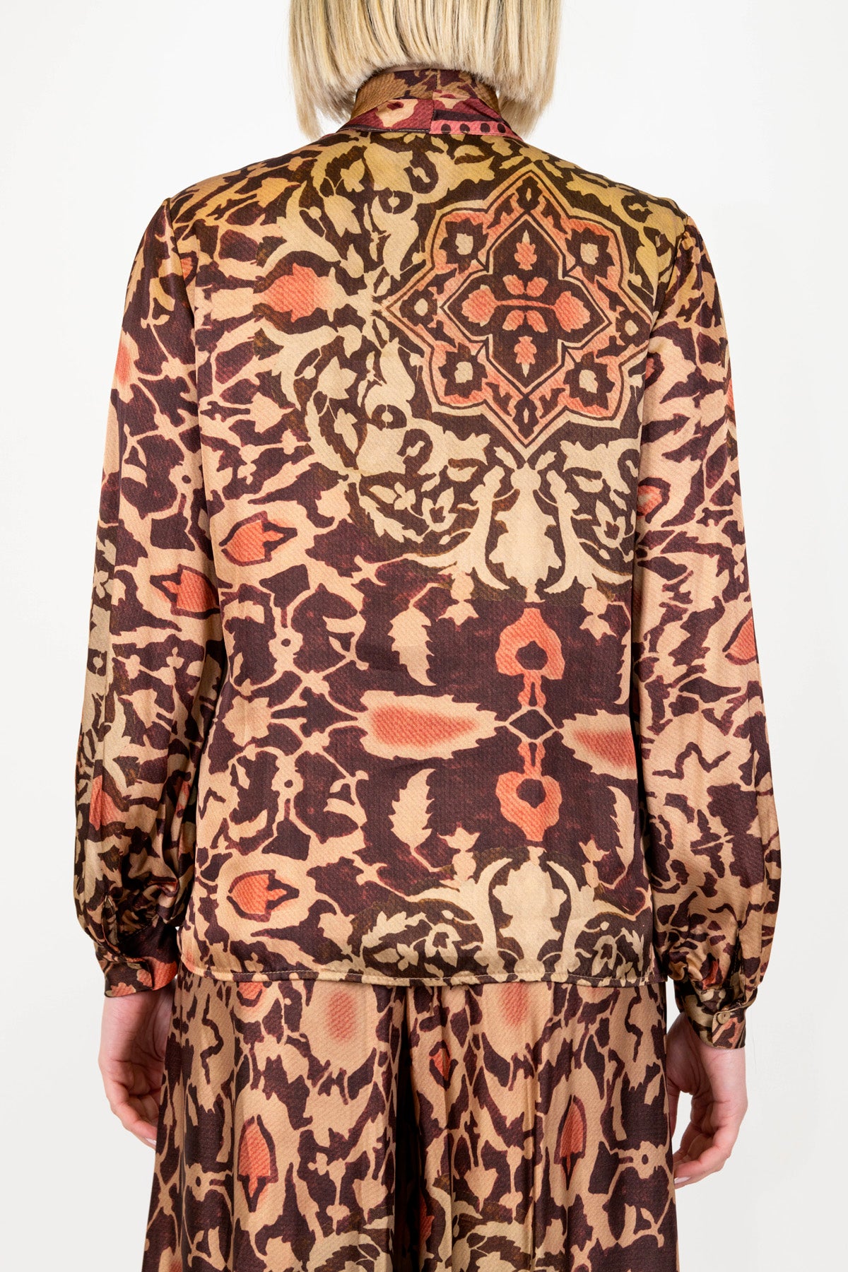 Motel - Camicia fantasia astratta in viscosa con fiocco al collo