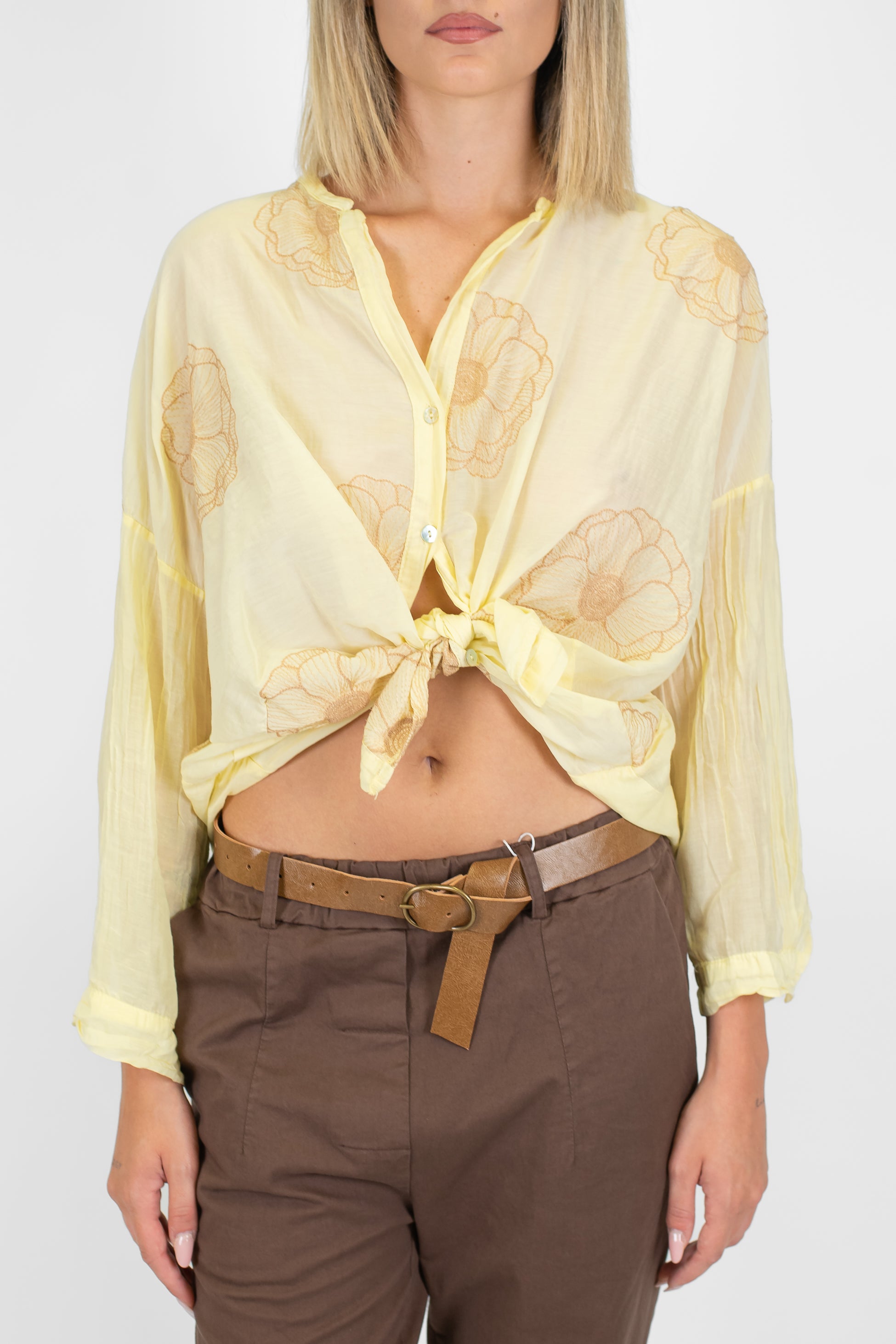 Tensione in - Camicia in misto seta con ricami a contrasto e collo coreano