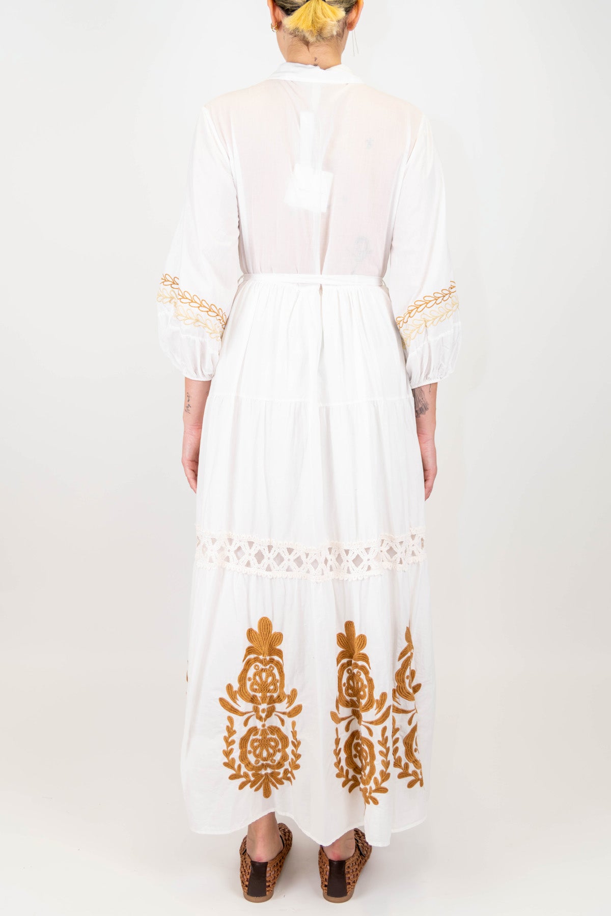 Tensione in - Chemisier con ricami in crochet a cosntrasto e manica tre quarti