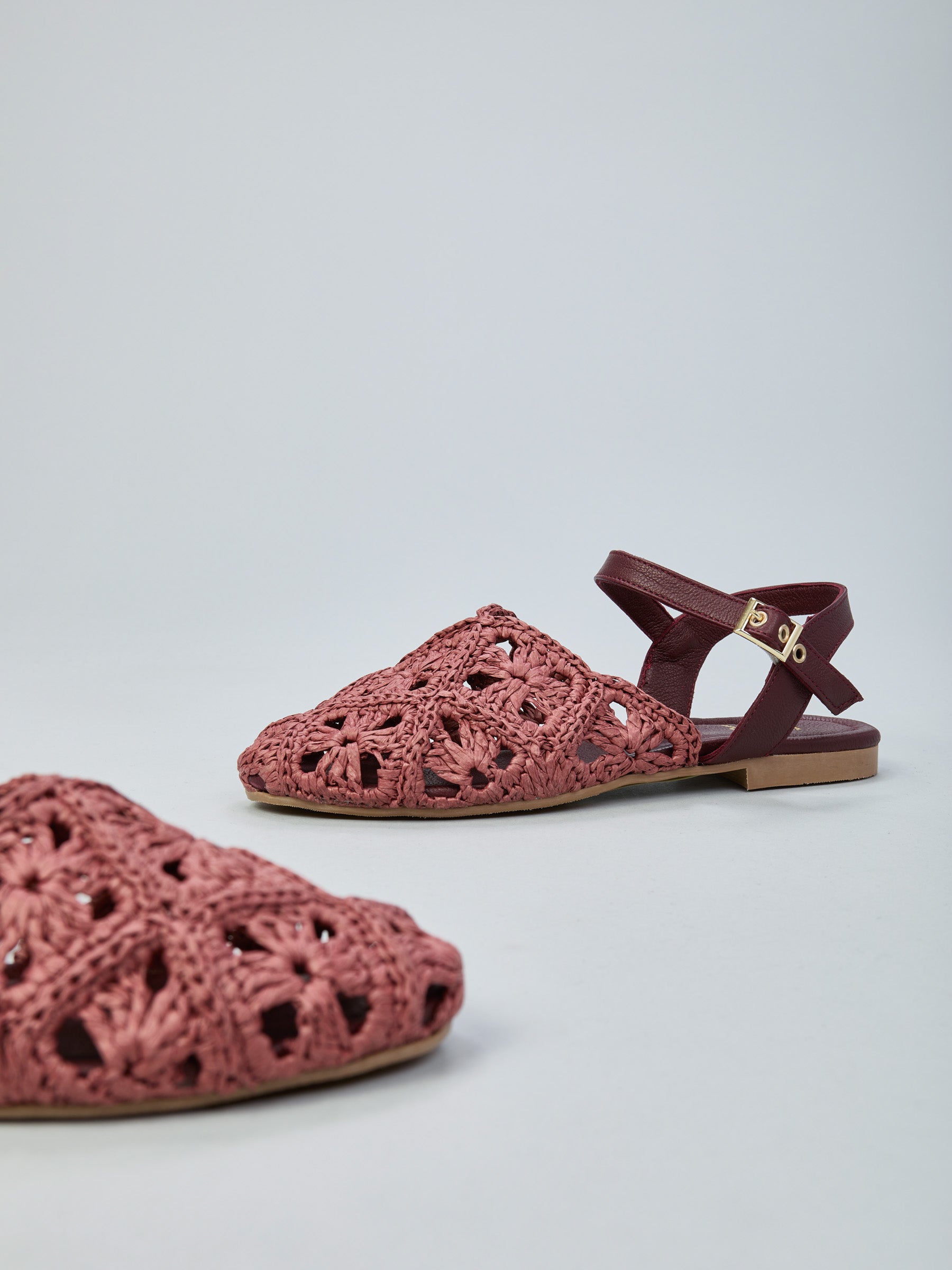 Ovyé - Slingback in Rafia con cinturino in pelle sul retro