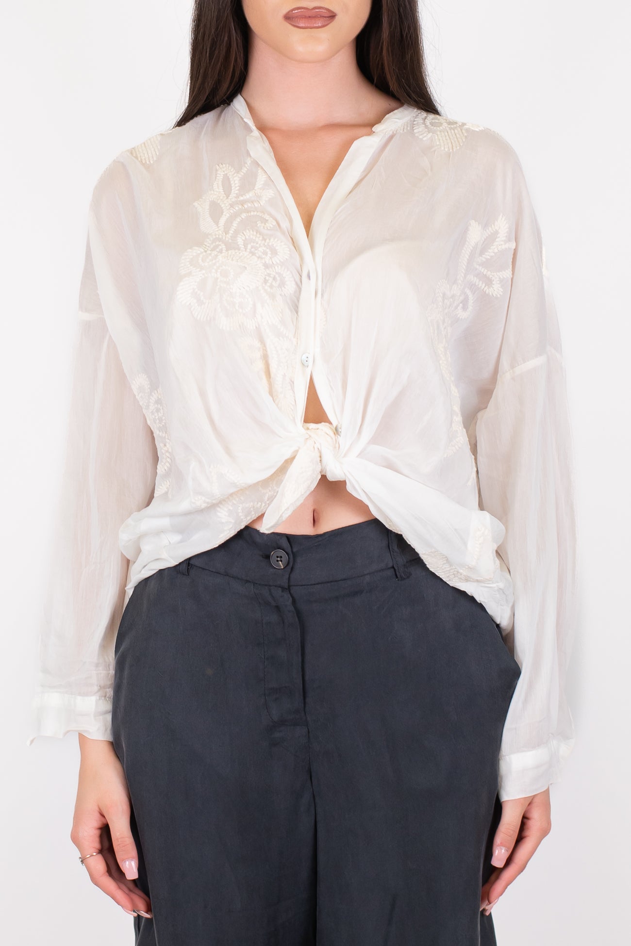 Tensione in - Camicia in mussola di cotone e seta con ricami floreali tono su tono
