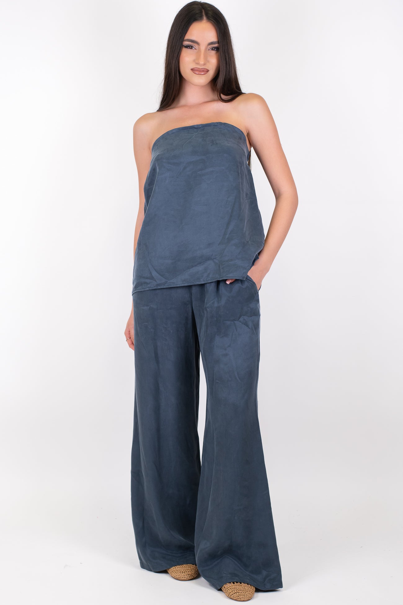 Tensione in - Coordinato in lyocell effetto cupro con top a fascia e pantalone palazzo con elastico in vita