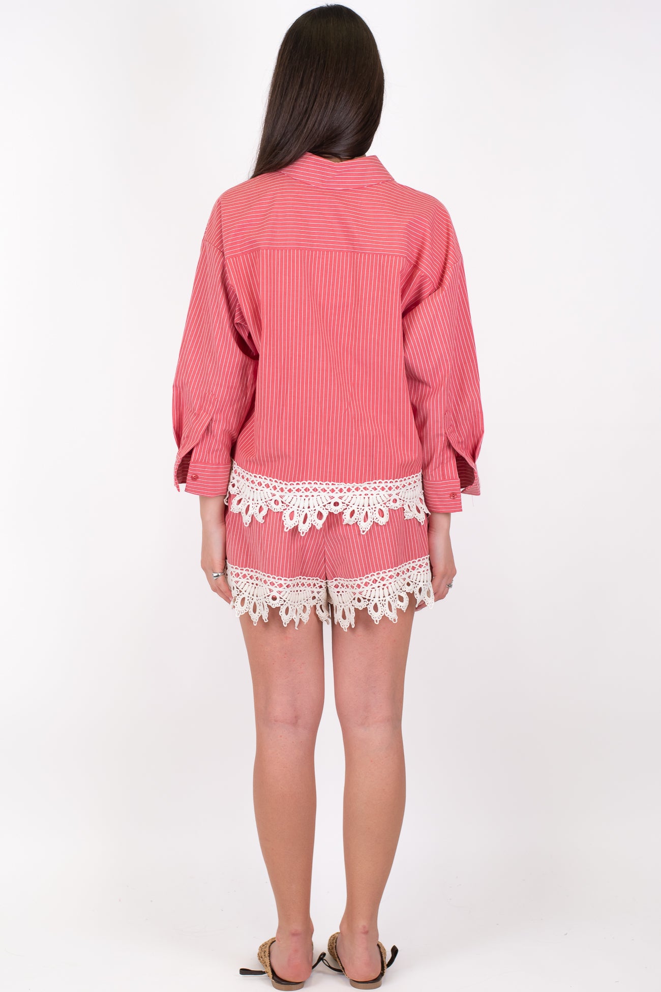 Motel - Coordinato camicia e shorts fantasia a righe con pizzo sul fondo