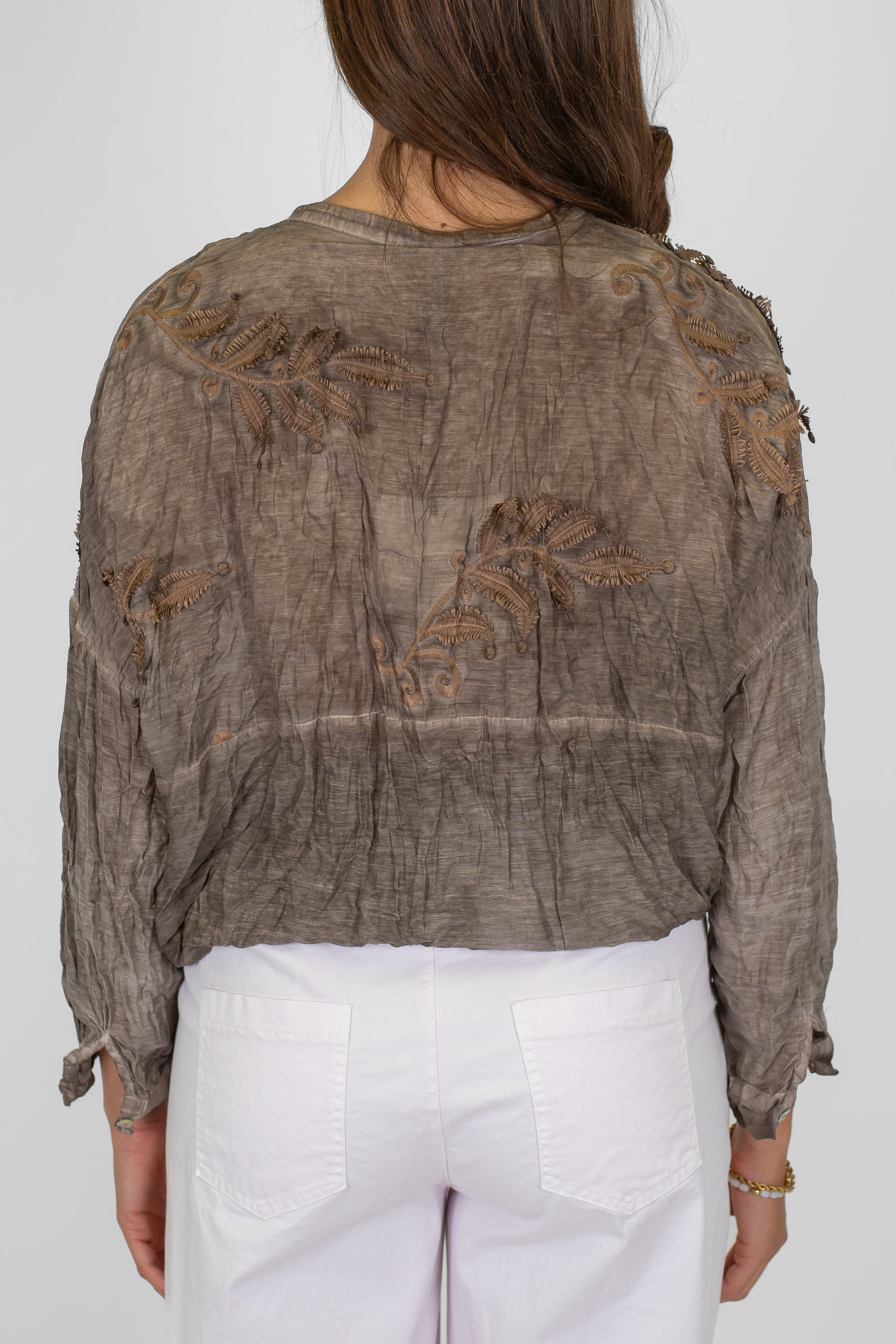 Tensione in - Camicia in misto seta con ricami a contrasto e collo coreano