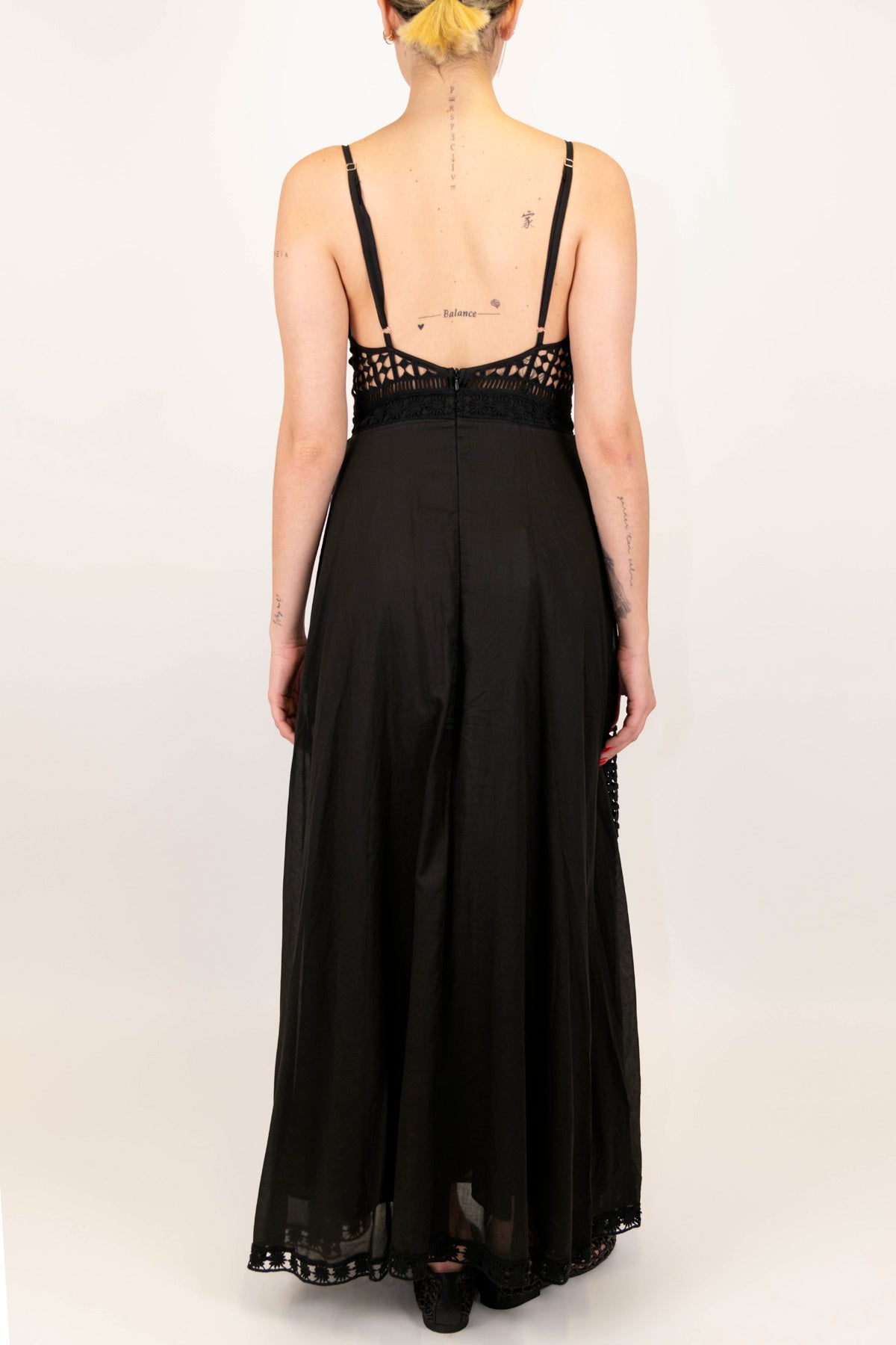 Tensione in - Abito lungo con bretelline ricamato in crochet di cotone