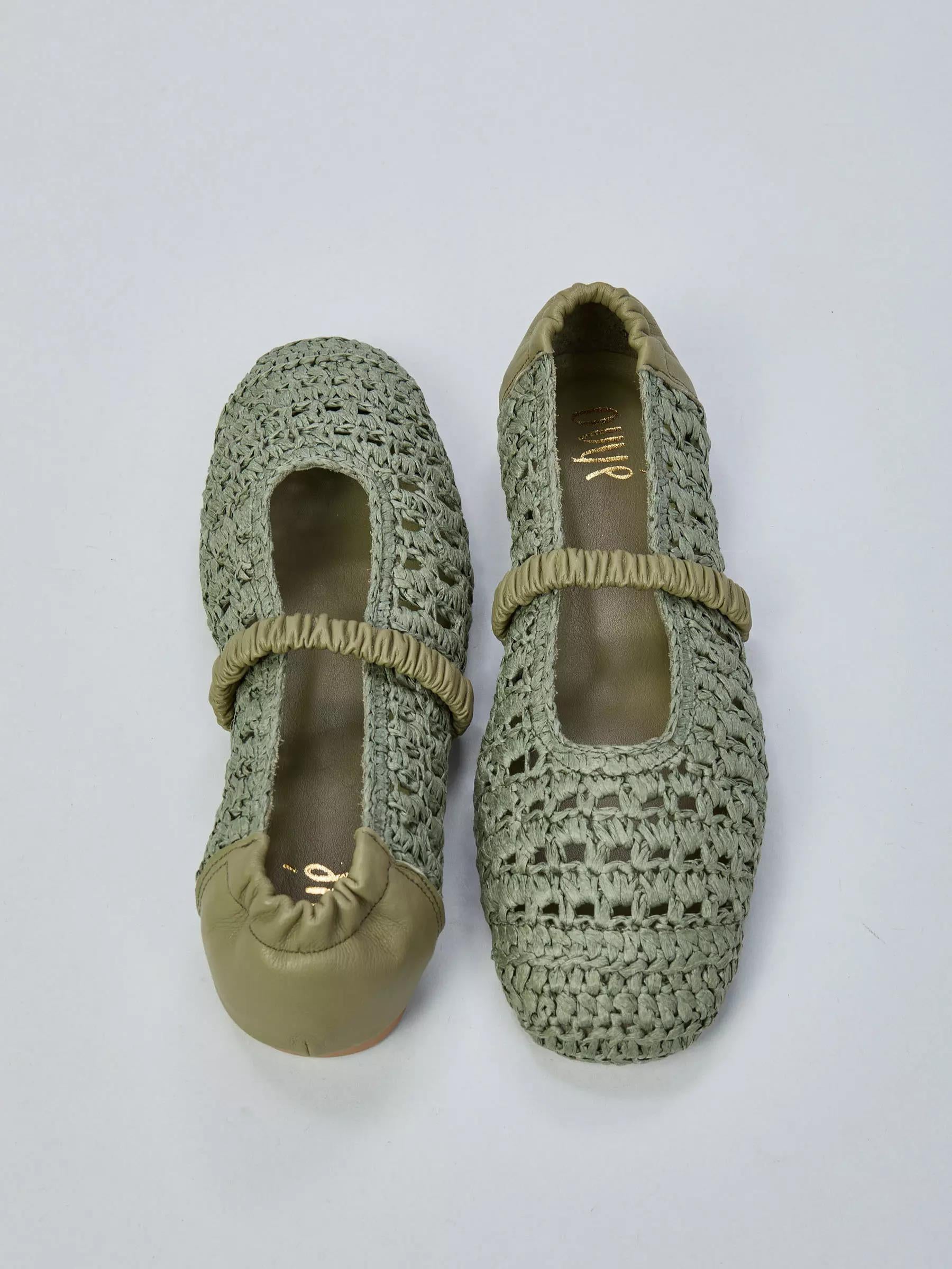 Ovyé - Ballerina in rafia con elastico e retro in pelle